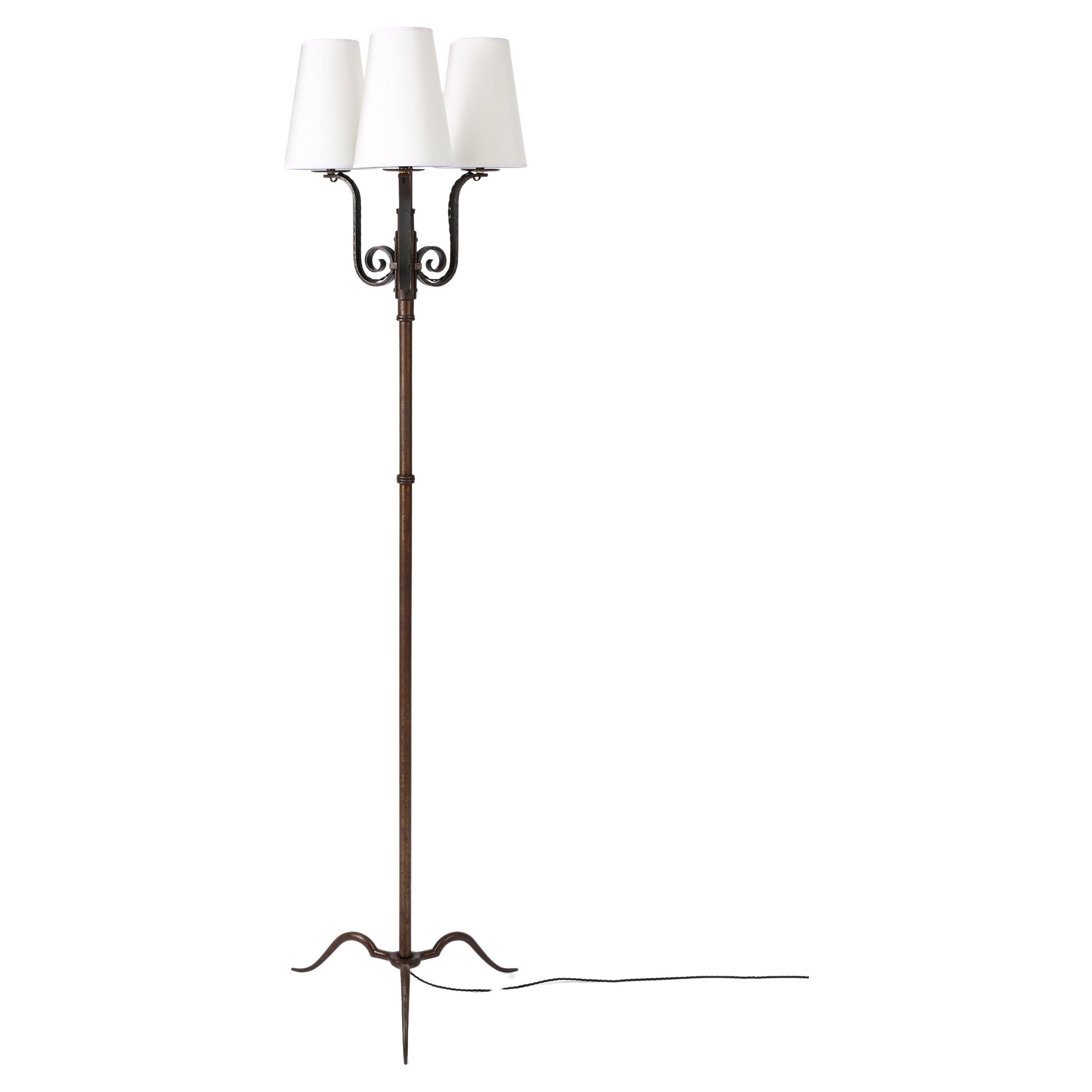 Französisches Art Deco Michel Zadounaïsky Schmiedeeisen Stehlampe mit Rollen im Angebot