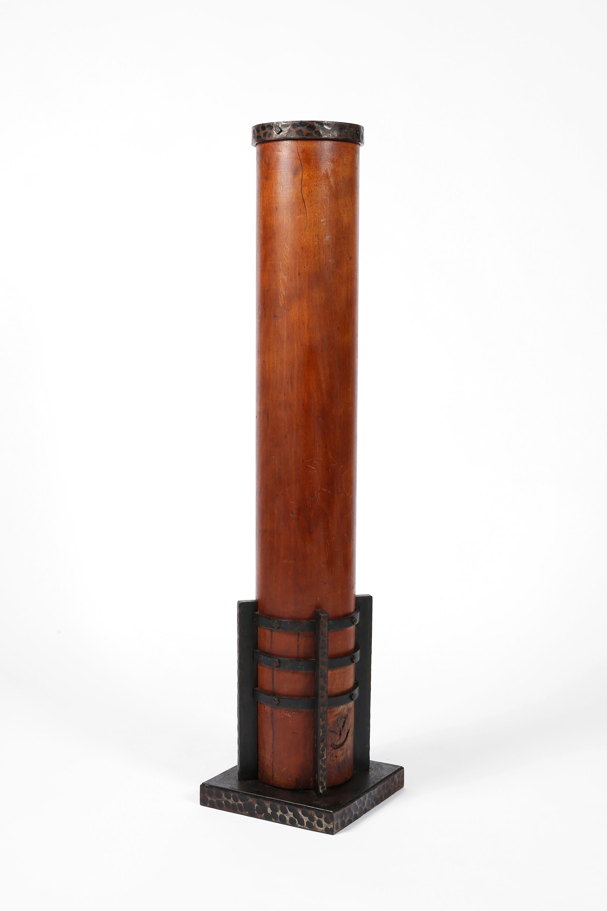 French Art Deco Michel Zadounaïsky Mahogany and Hammered Iron Column Plinth In condizioni buone in vendita a London, GB