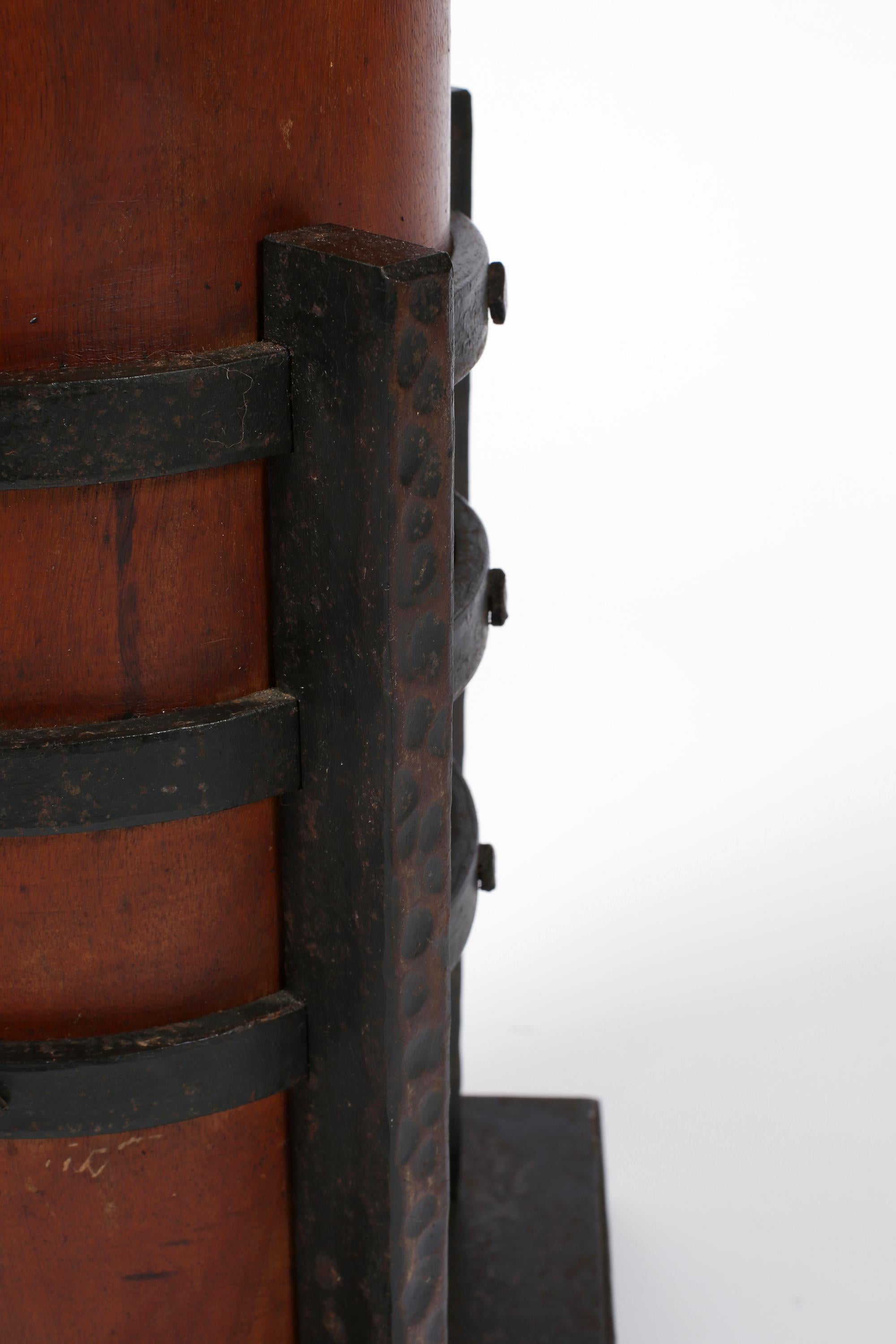 French Art Deco Michel Zadounaïsky Mahogany and Hammered Iron Column Plinth in vendita 3