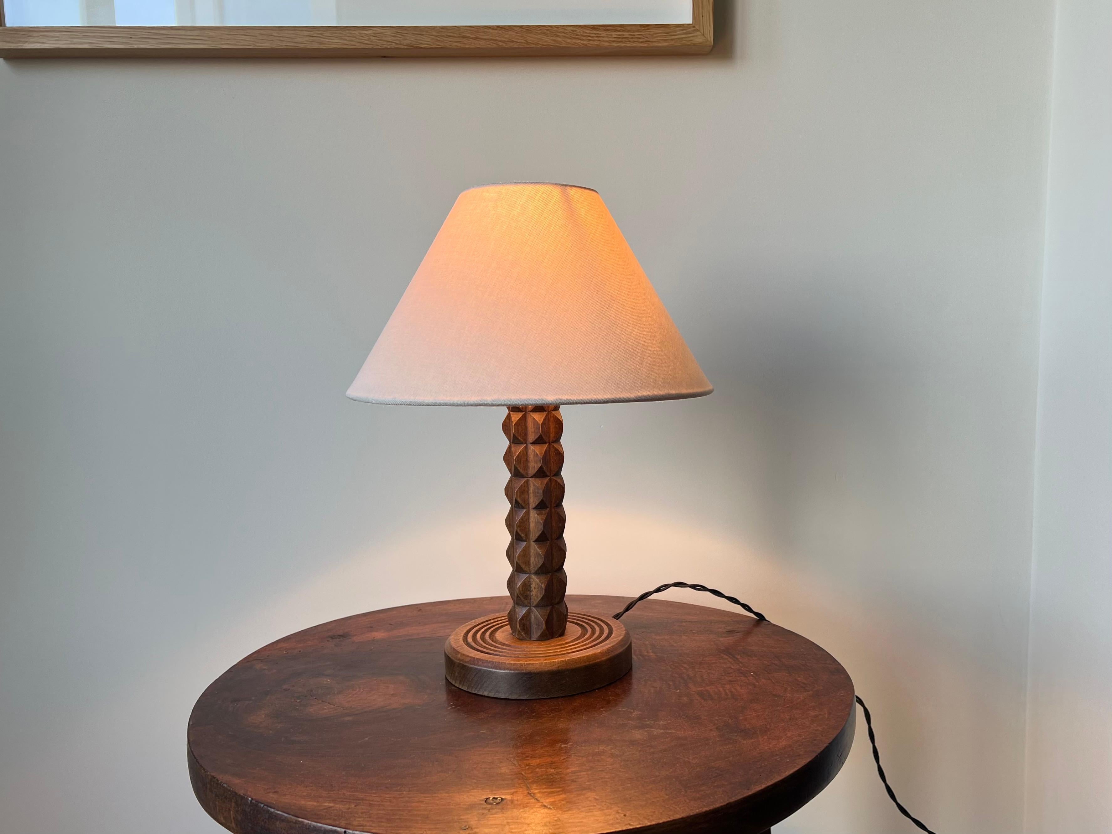 Lámpara de mesa francesa art déco de mediados de siglo en madera torneada, Charles Dudouyt, c.1930-150 en venta 6