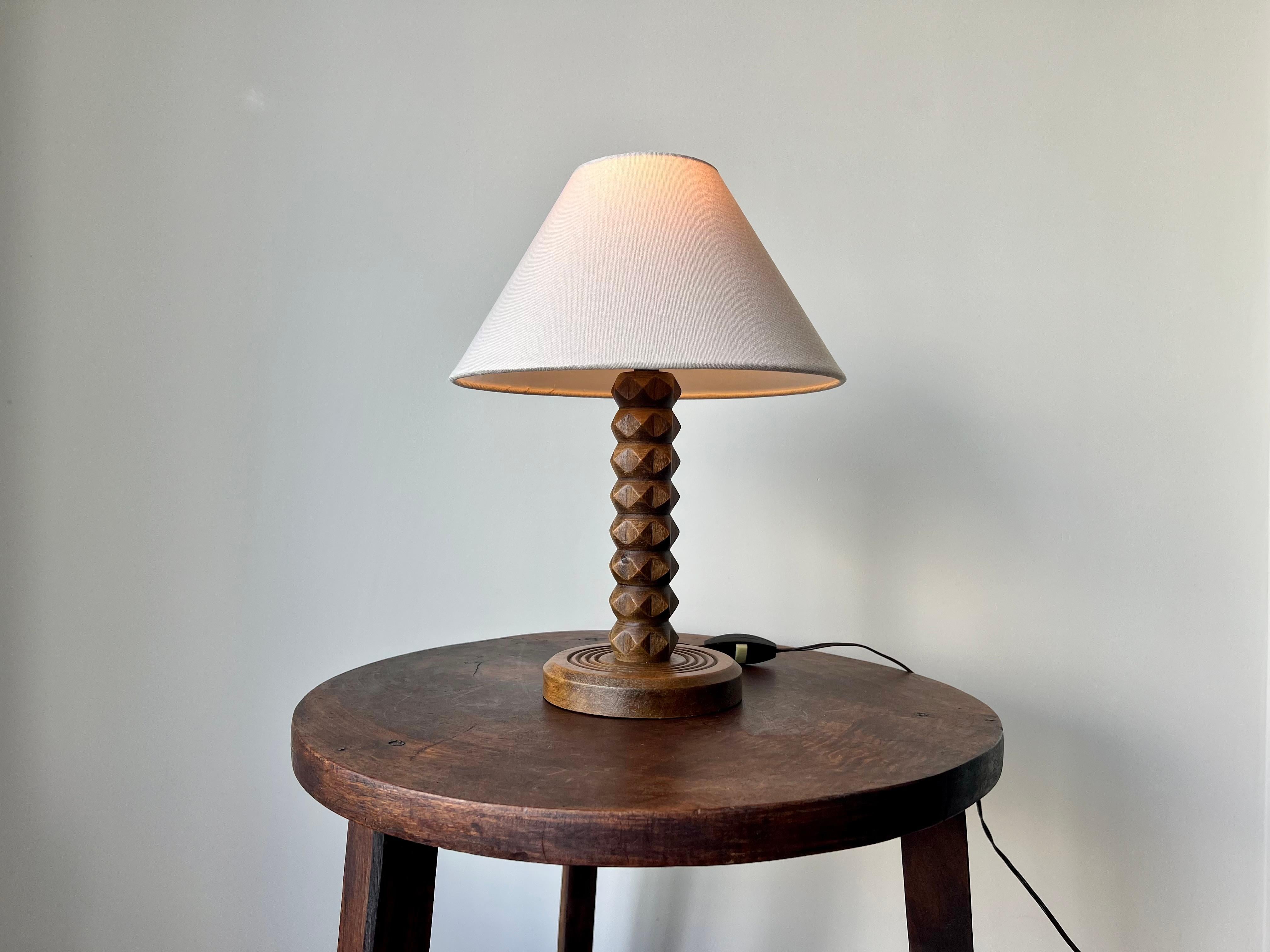 Sólo pie de lámpara - Pantalla no suministrada.

Lámpara de sobremesa de mediados de siglo Al estilo de Charles Dudouyt, Francia c 1940-50.

De madera tallada facetada en estilo decó tardío.

Una lámpara de mesa bien proporcionada.

Robusto, sin