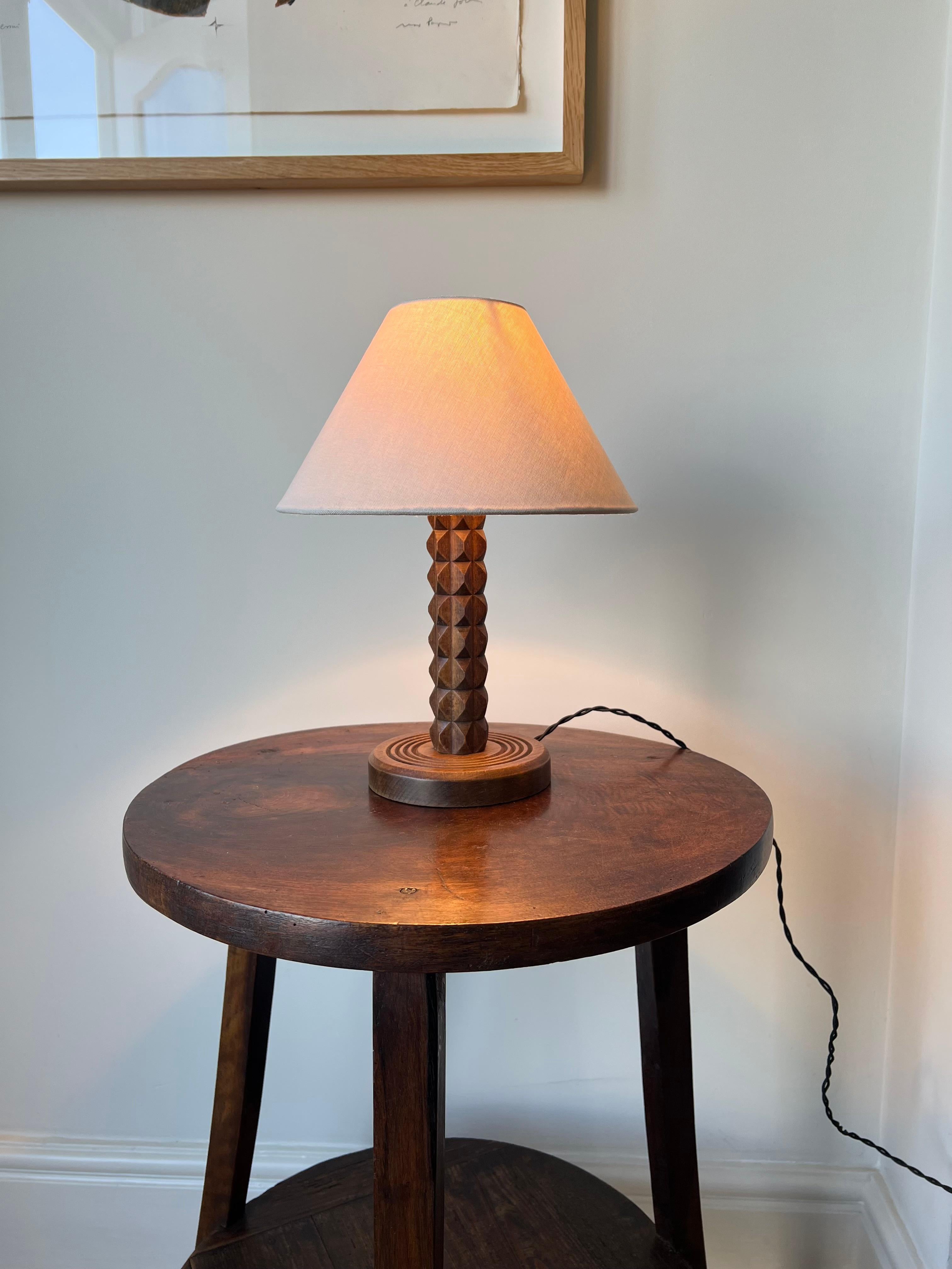 Lámpara de mesa francesa art déco de mediados de siglo en madera torneada, Charles Dudouyt, c.1930-150 Art Decó en venta