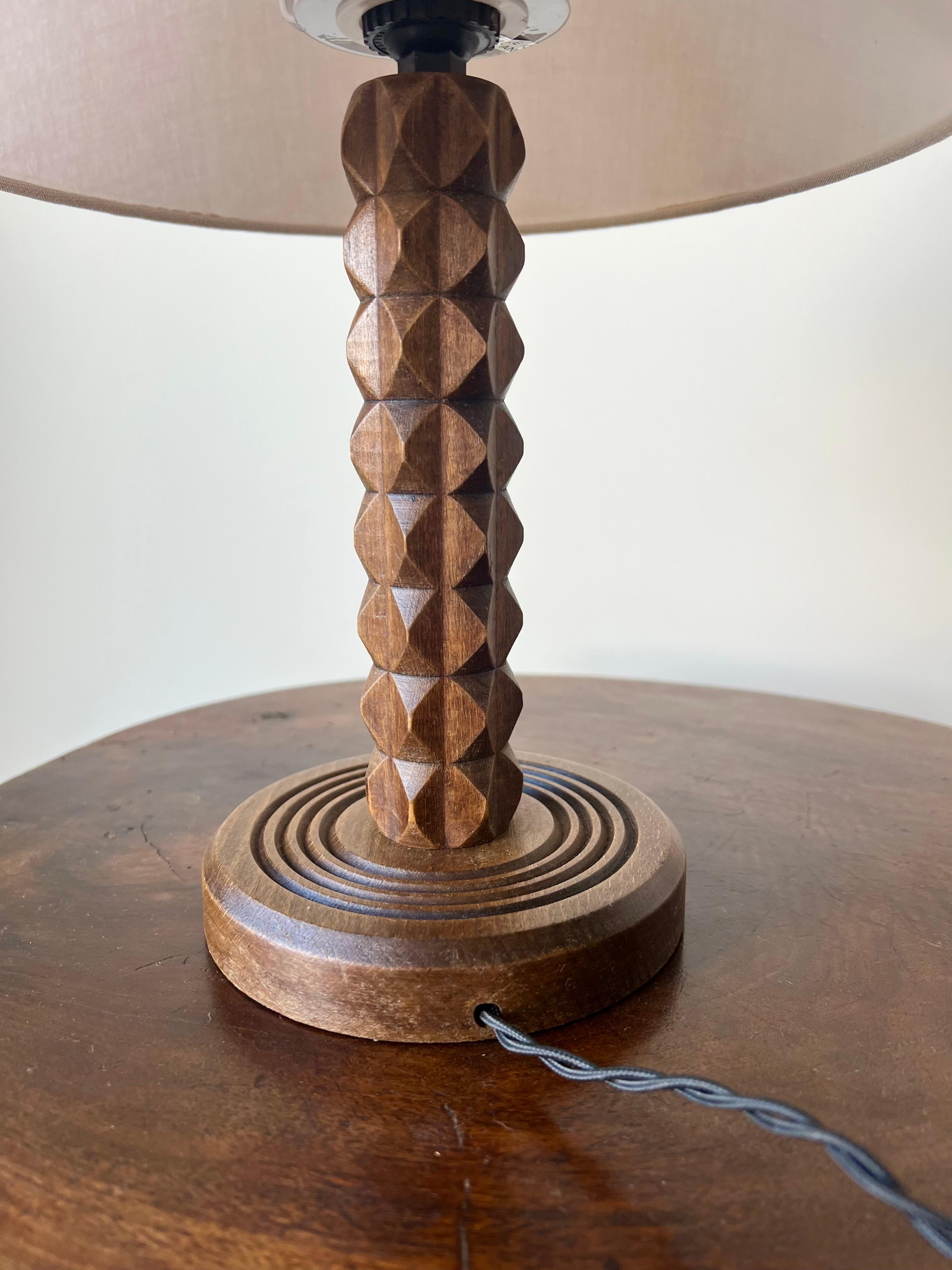Lámpara de mesa francesa art déco de mediados de siglo en madera torneada, Charles Dudouyt, c.1930-150 siglo XX en venta
