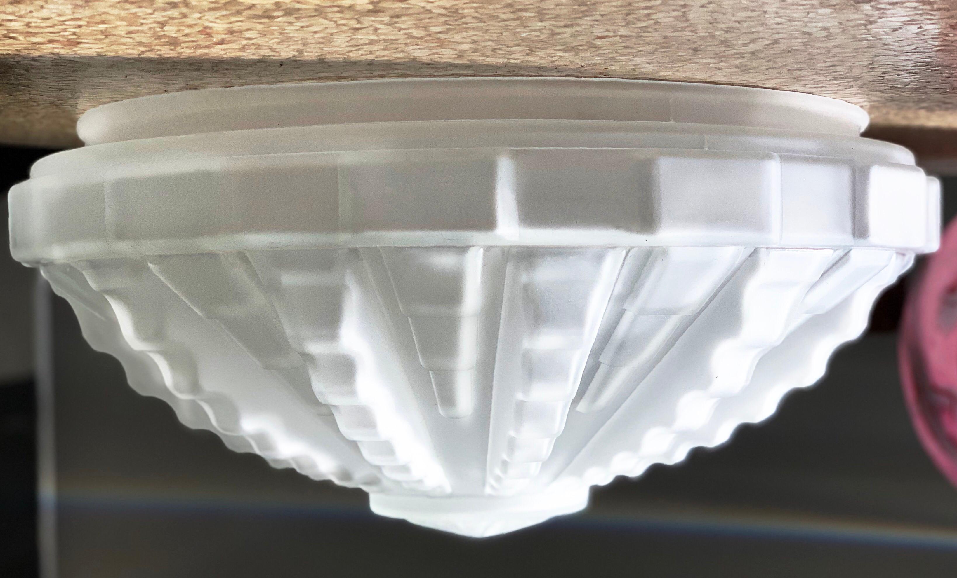 Gorgeous vintage milk glass Art Deco sculptural glass shade, made in France by Cvv Vianne Co. with label, circa 1940. Diameter for fixture in the back is 10