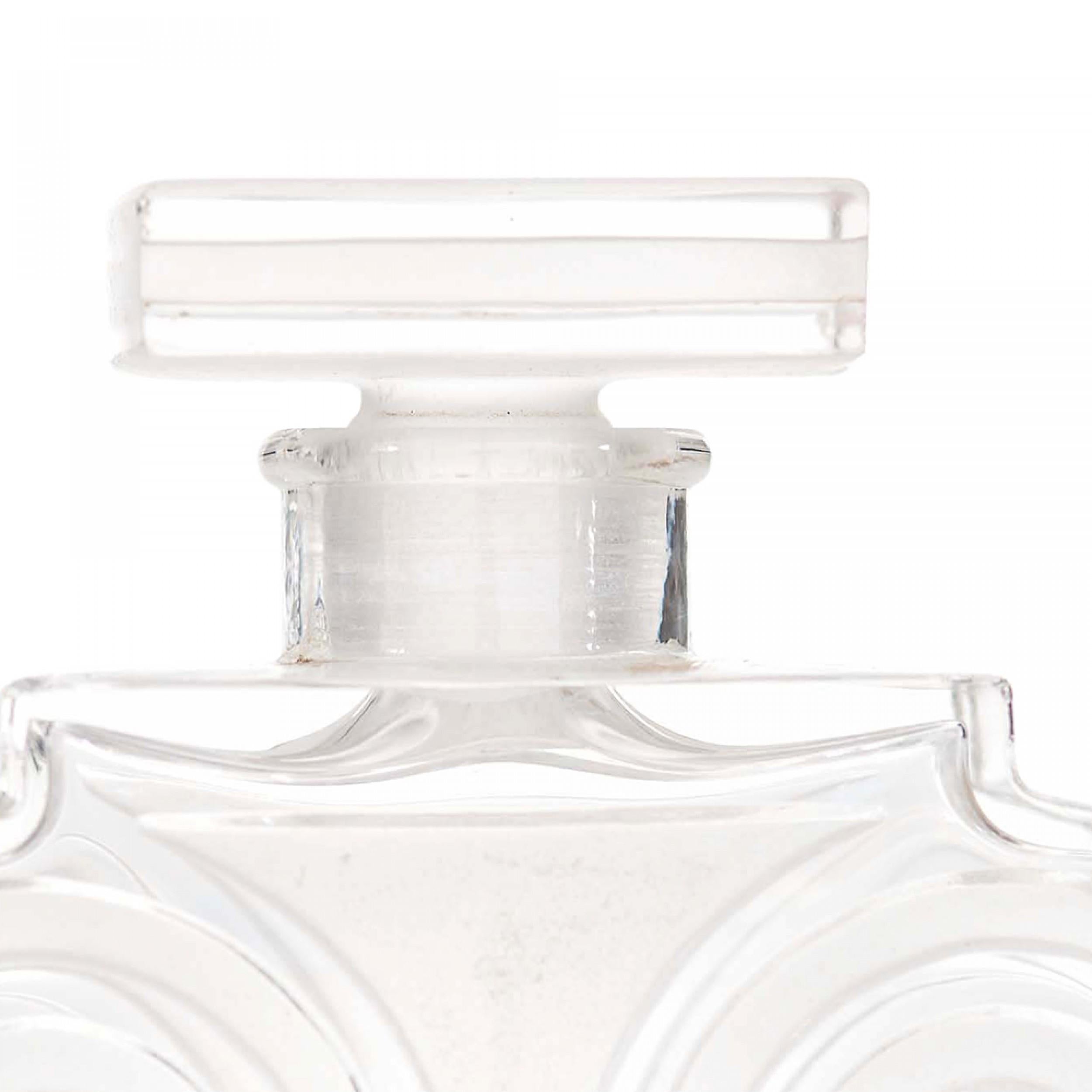 Frasco de perfume francés Art Déco de vidrio esmerilado y transparente (MIRACLE de LENTHERIC) en forma de capitel de columna griega, con motivos de roleos a cada lado y tapón rectangular plano (VERRERIES BROSSE)