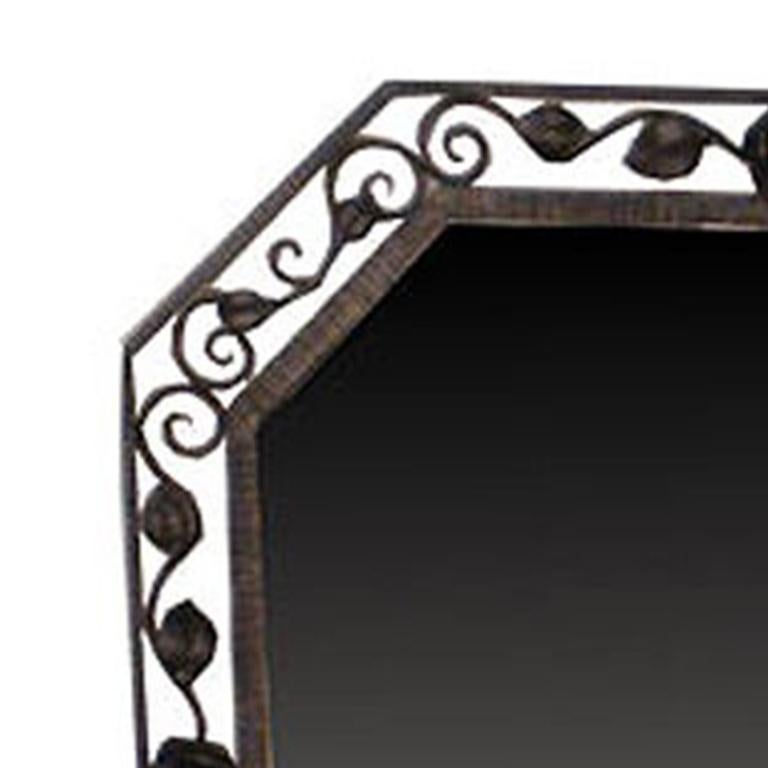 Miroir en fer forgé et en verre de style Art Déco français, à motif floral et feuillu.