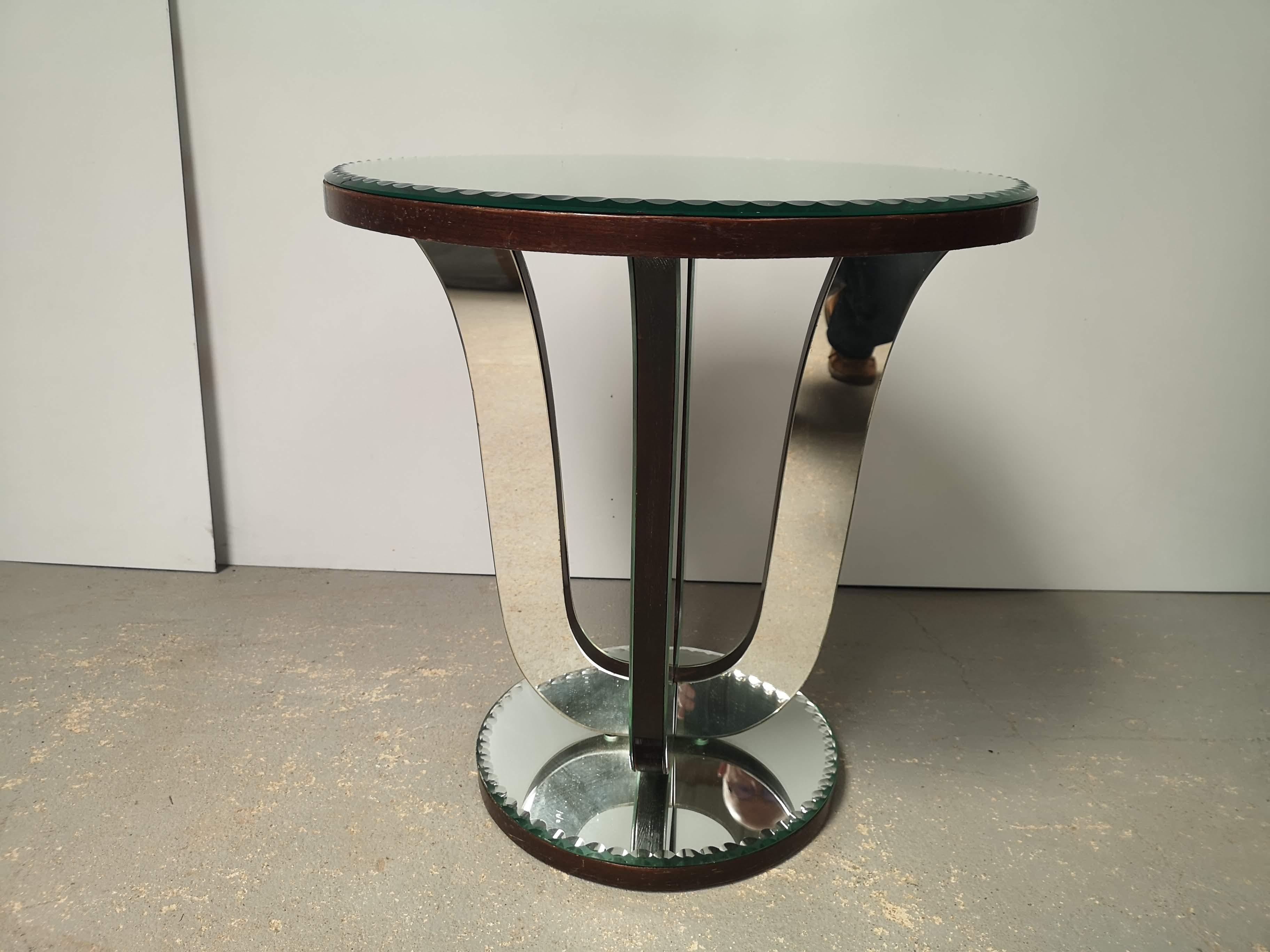 A rare pretty pedestal French table from the art deco period decorated with many mirrors, the main top and the bottom top are curving. the different mirors give many facets, and give effects.
The circular main top is assembled with four curved
