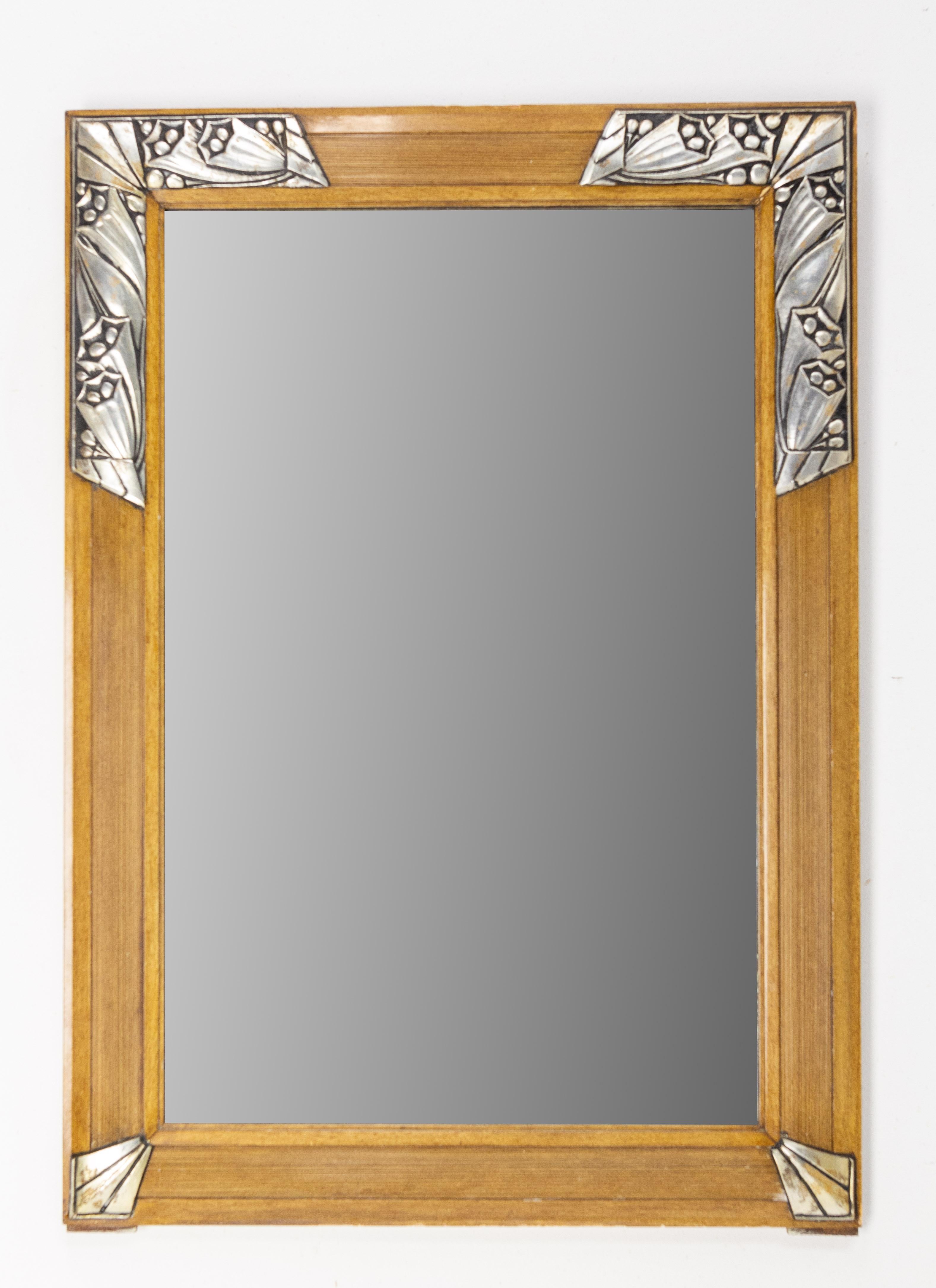 Miroir Art Déco avec cadre en métal et pin
Français, 1930
Fleurs et motifs géométriques
Un miroir simple et chic
Le miroir est l'original
En bon état d'origine.

Expédition : 
L66,5 P3 H88,5 8,7 kg.