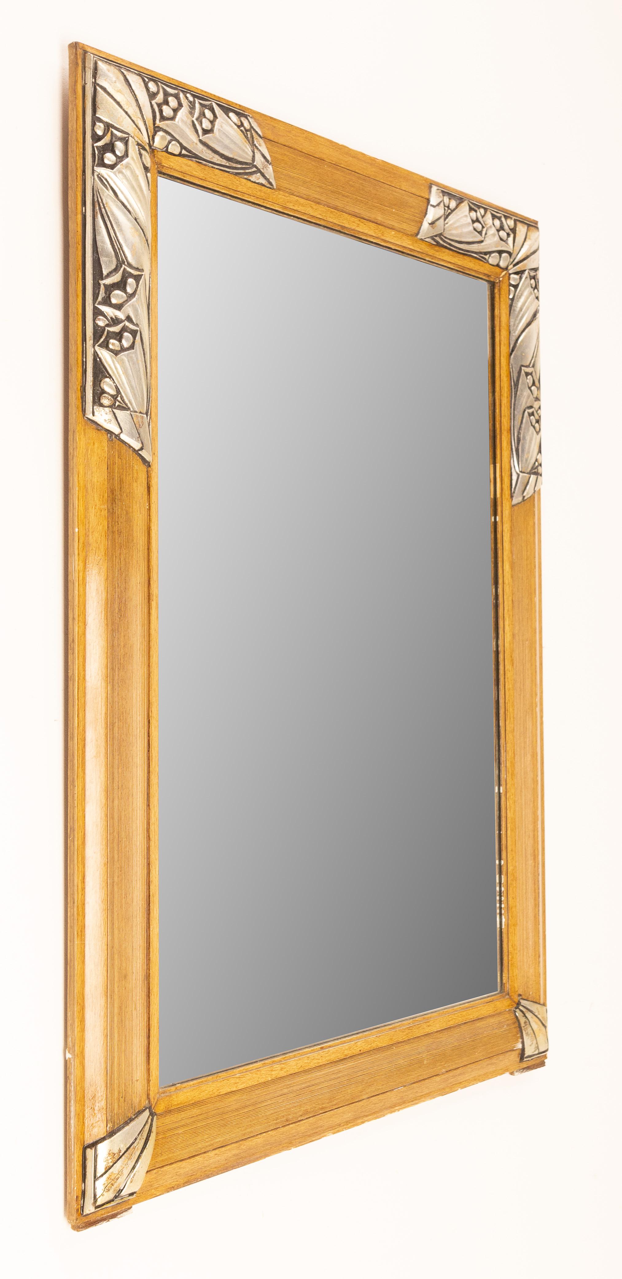 Metà XX secolo Specchio francese Deco Mirror Struttura in metallo e pino con fiori, 1930 circa in vendita