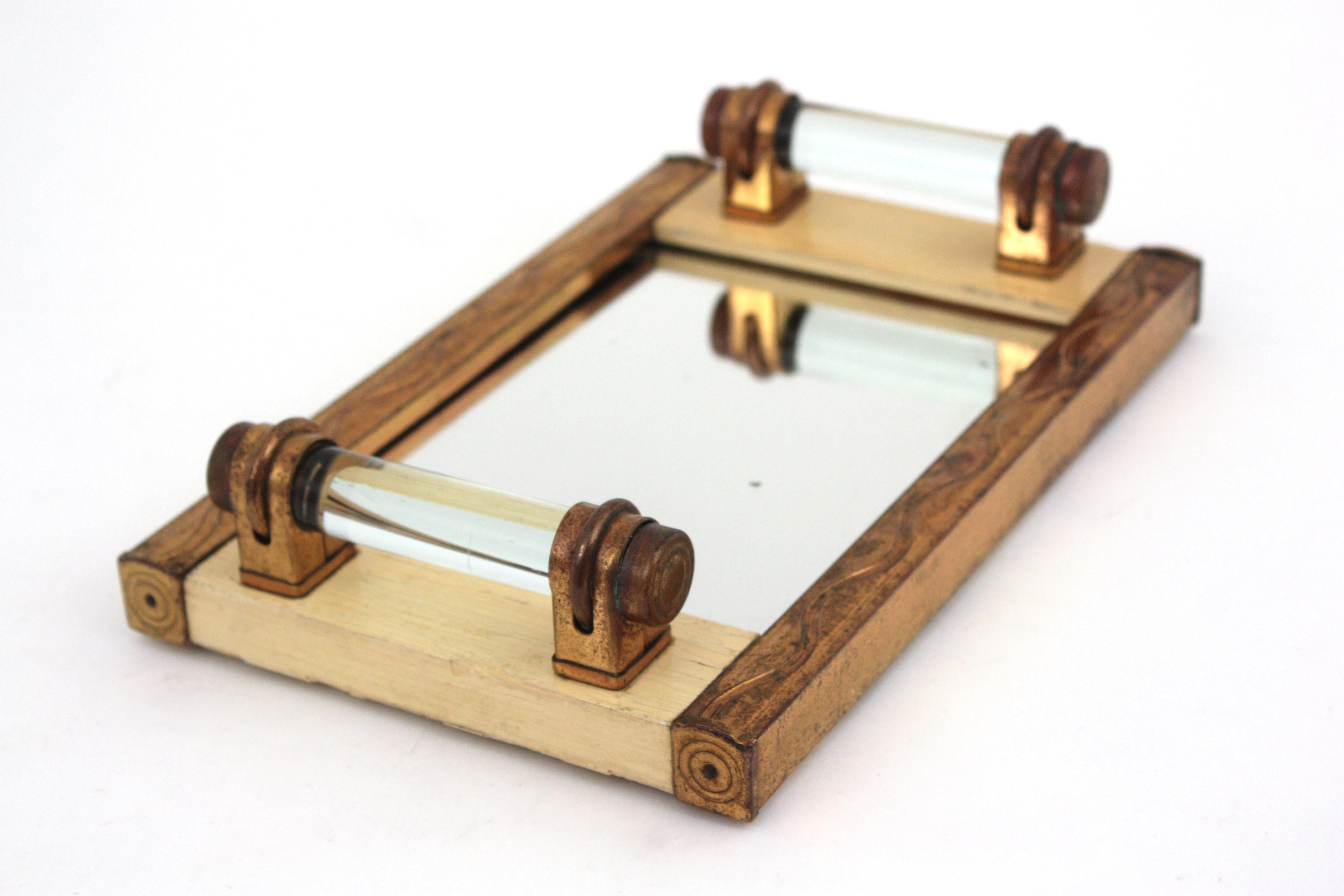 Französisches Art Deco Mirror Tablett aus Messing und Holz mit Glasstabgriffen  (Art déco) im Angebot