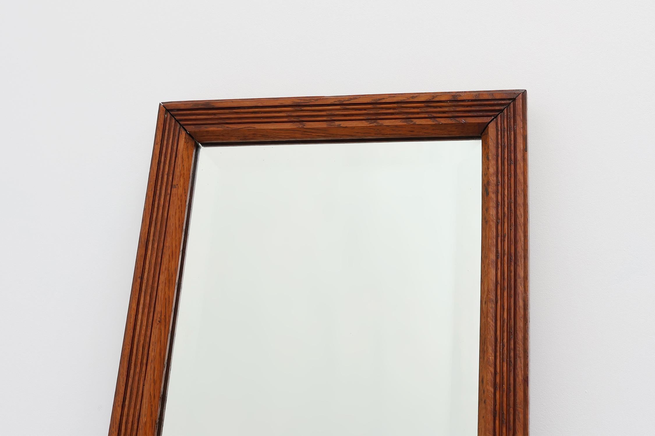 Sculpté à la main Miroir art déco français avec cadre en bois de chêne sculpté, vers 1930 en vente