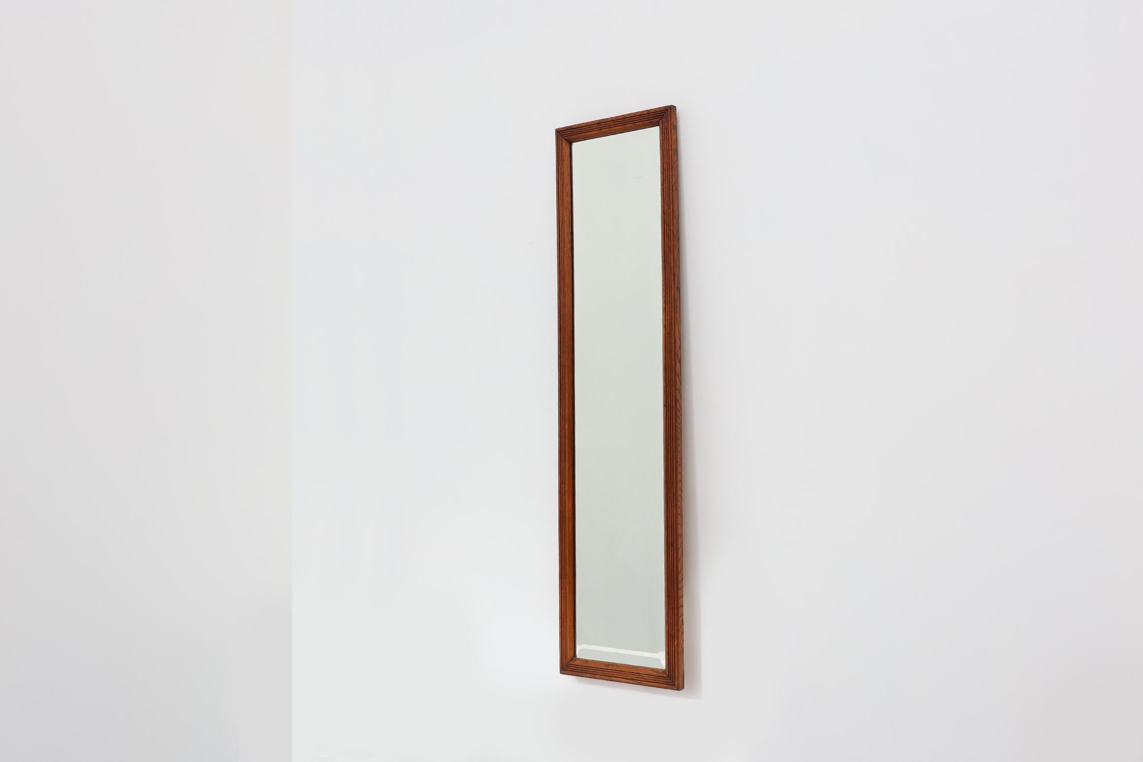 Miroir art déco français avec cadre en bois de chêne sculpté, vers 1930 Bon état - En vente à Meulebeke, BE
