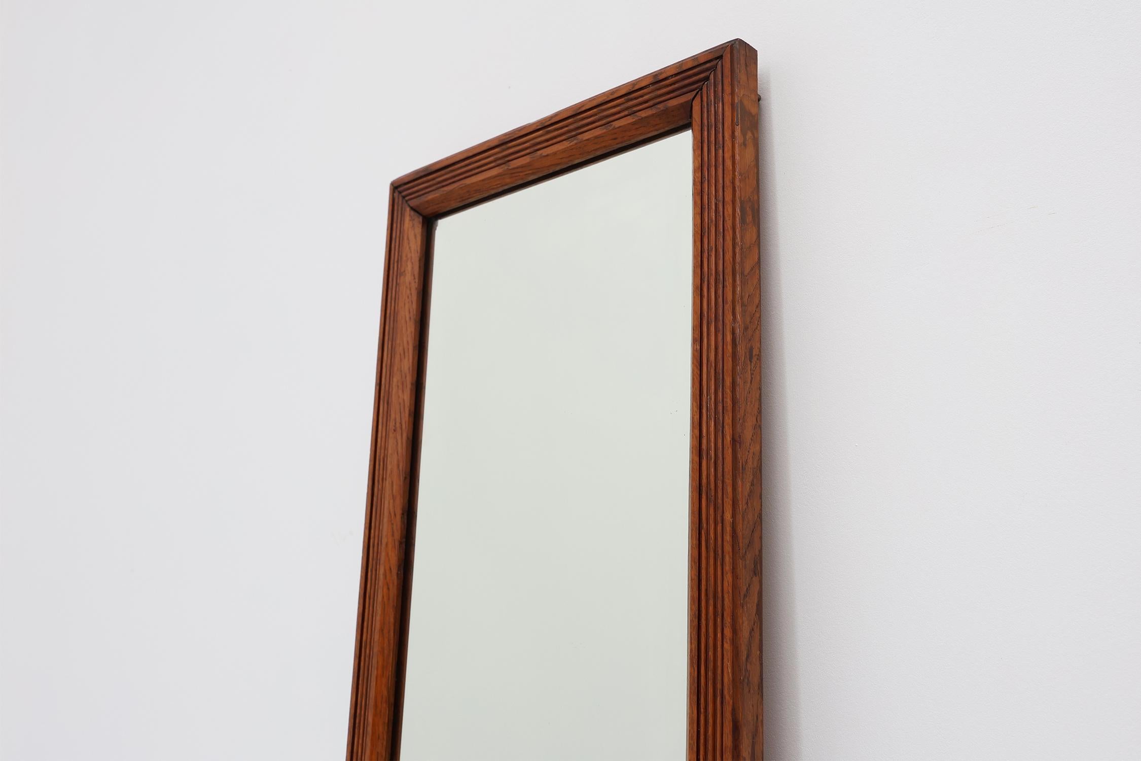 Milieu du XXe siècle Miroir art déco français avec cadre en bois de chêne sculpté, vers 1930 en vente