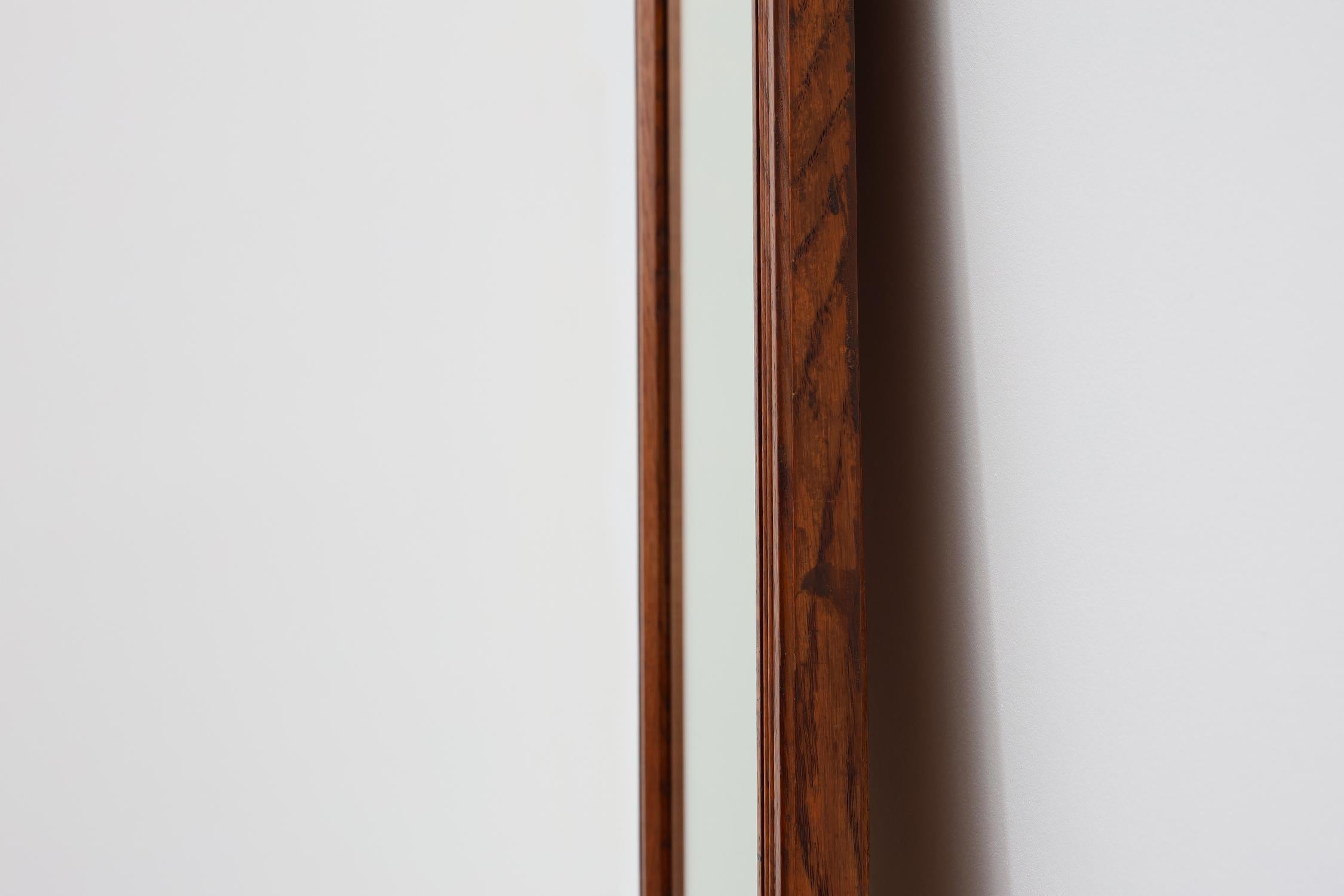 Miroir art déco français avec cadre en bois de chêne sculpté, vers 1930 en vente 2