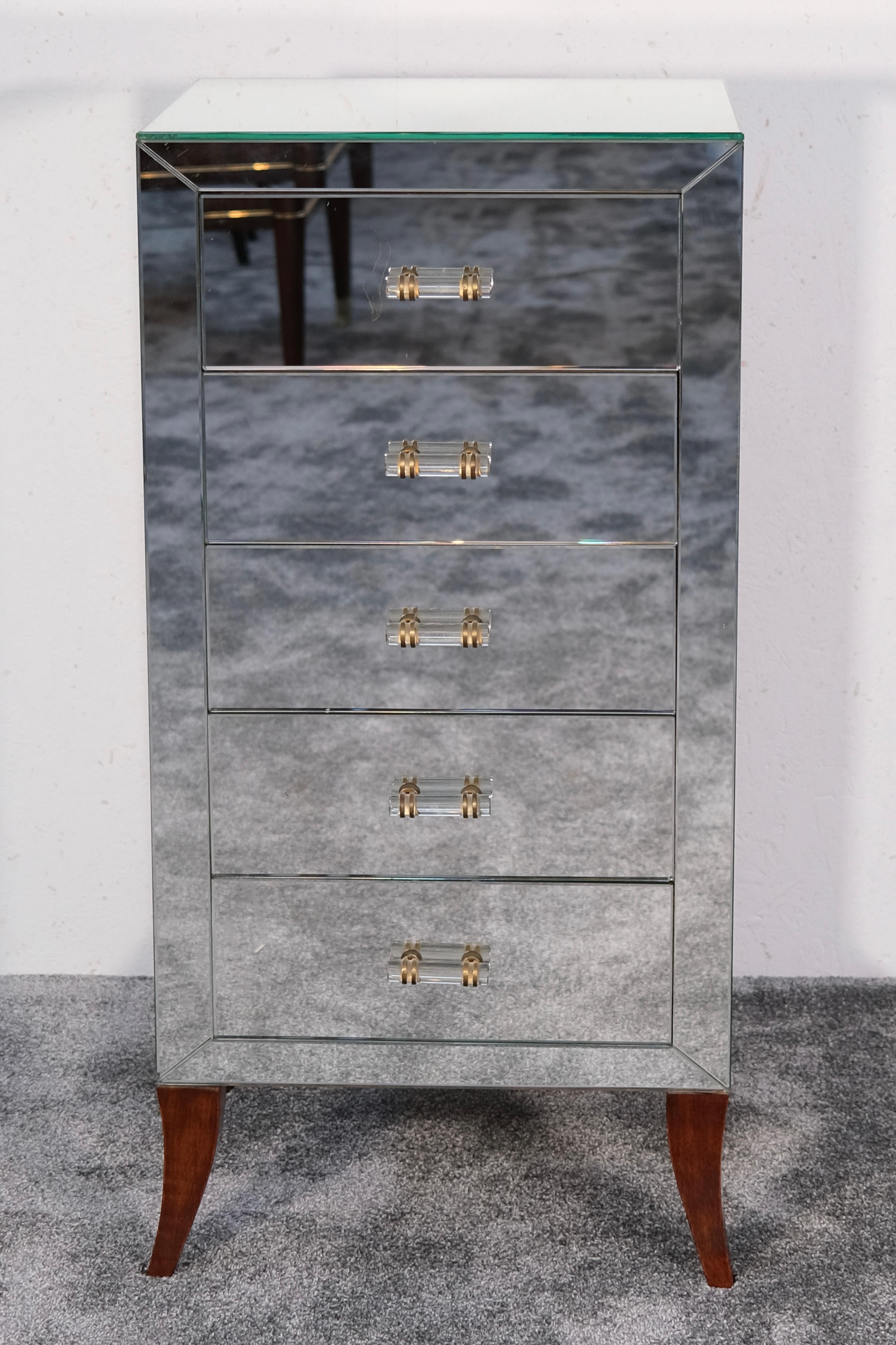 Esempio radioso di design Art Déco francese degli anni '40, questa squisita toilette a specchio fonde glamour e raffinata maestria. Rivestito interamente con pannelli a specchio originali, questo pezzo cattura e riflette la luce con sorprendente