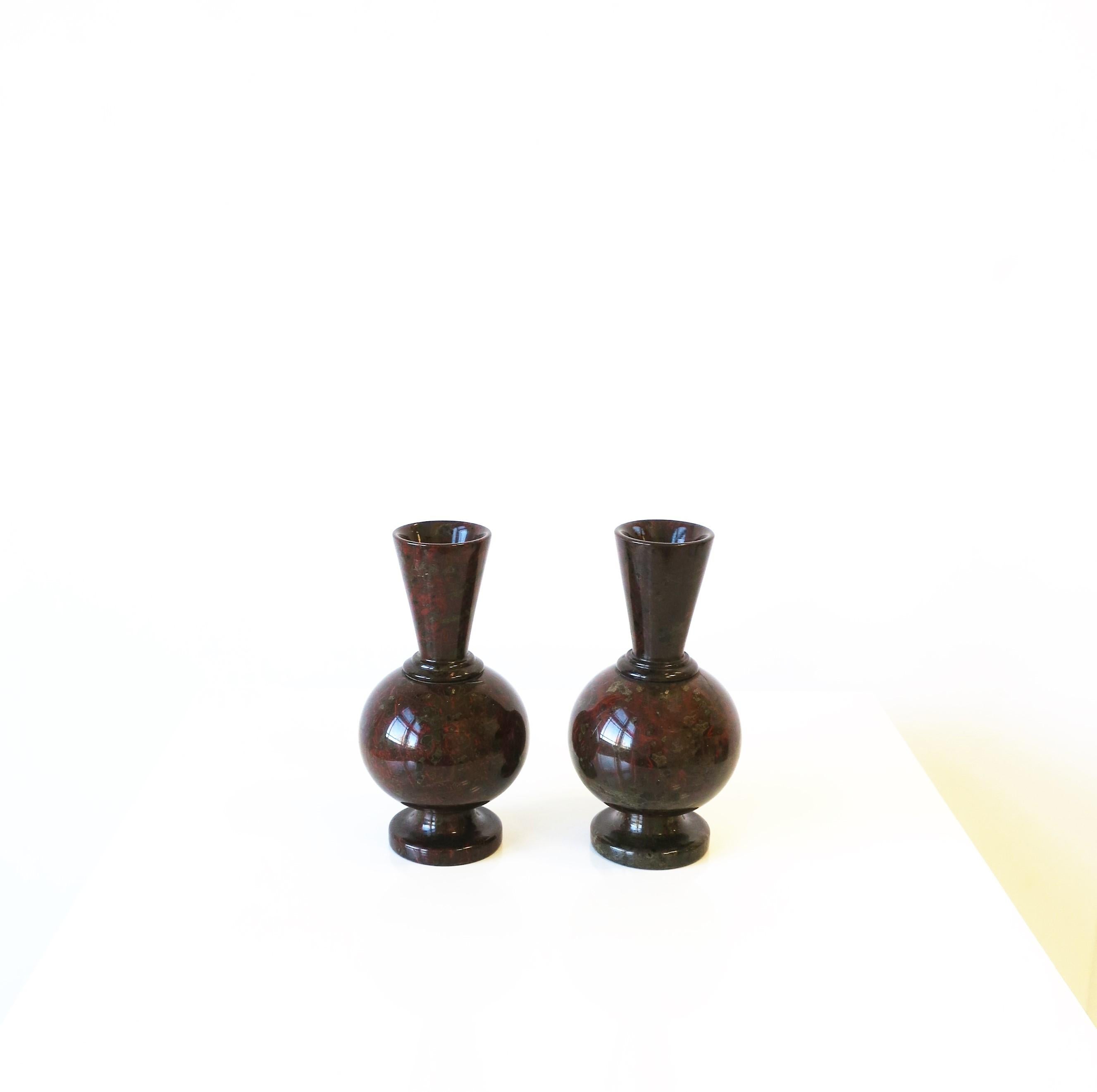 Poli Paire de vases en pierre de marbre de style Art Déco moderne français en vente