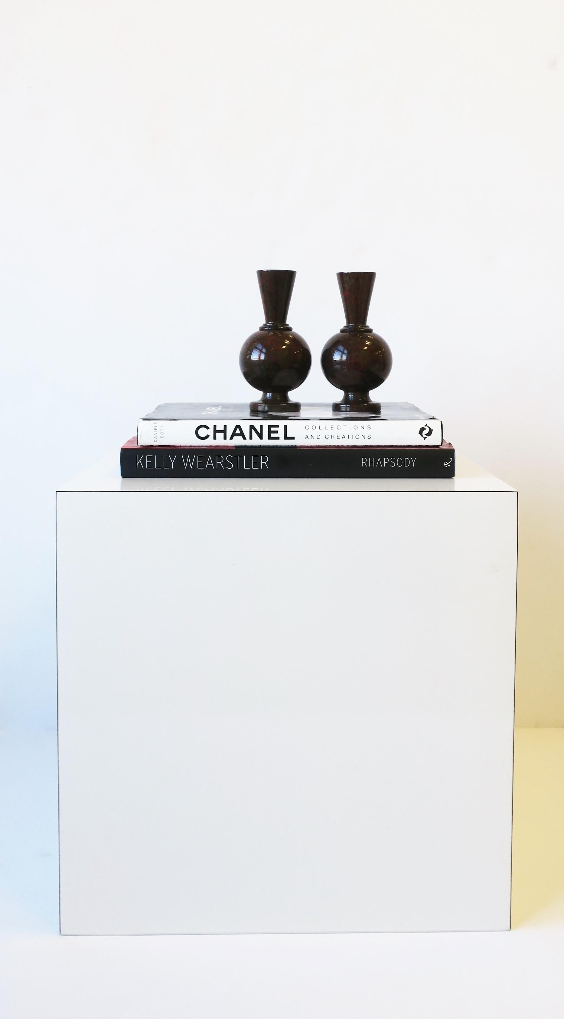 Paar moderne Marmor-Stein-Vasen im französischen Art-déco-Stil (20. Jahrhundert) im Angebot