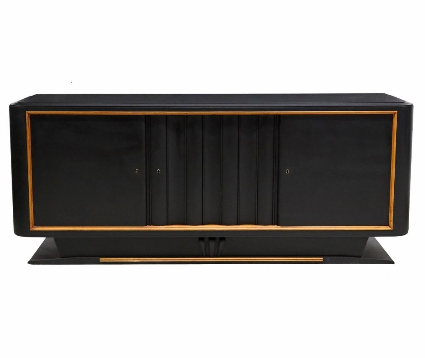 A magnificent vintage French Art Deco sideboard. circa 1930s/early 1940s

Hand-crafted in France in the mid-20th century, period Art Deco styling with Streamline Moderne - Hollywood Regency taste, featuring high-quality solid wood construction, in a