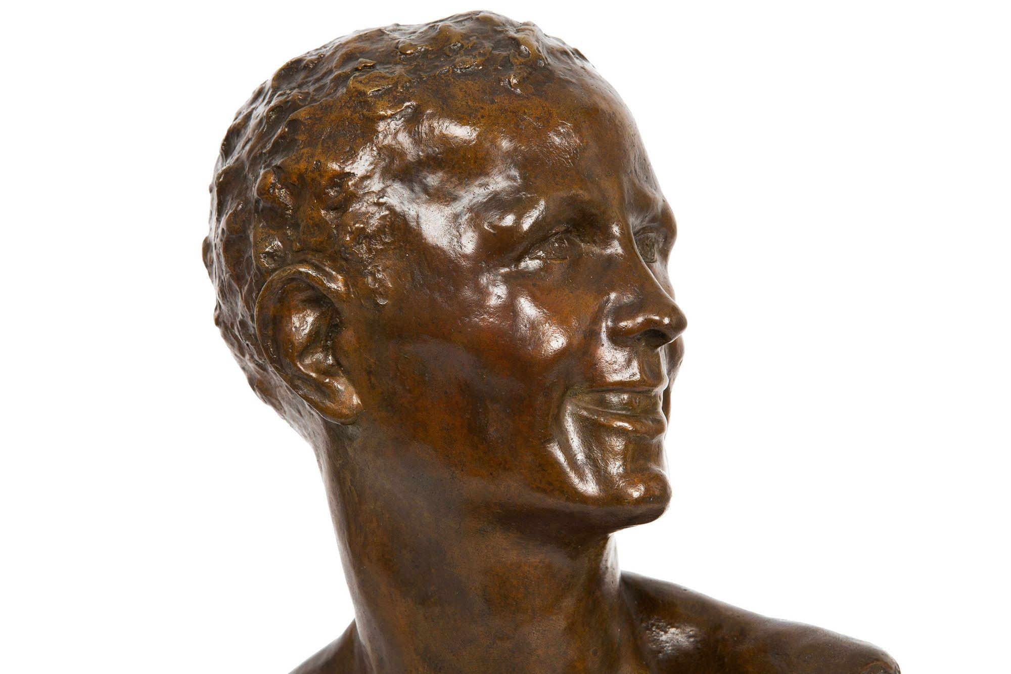 Français Sculpture française en bronze Art Déco moderniste, Buste de jeune homme, Alfredo Pina en vente