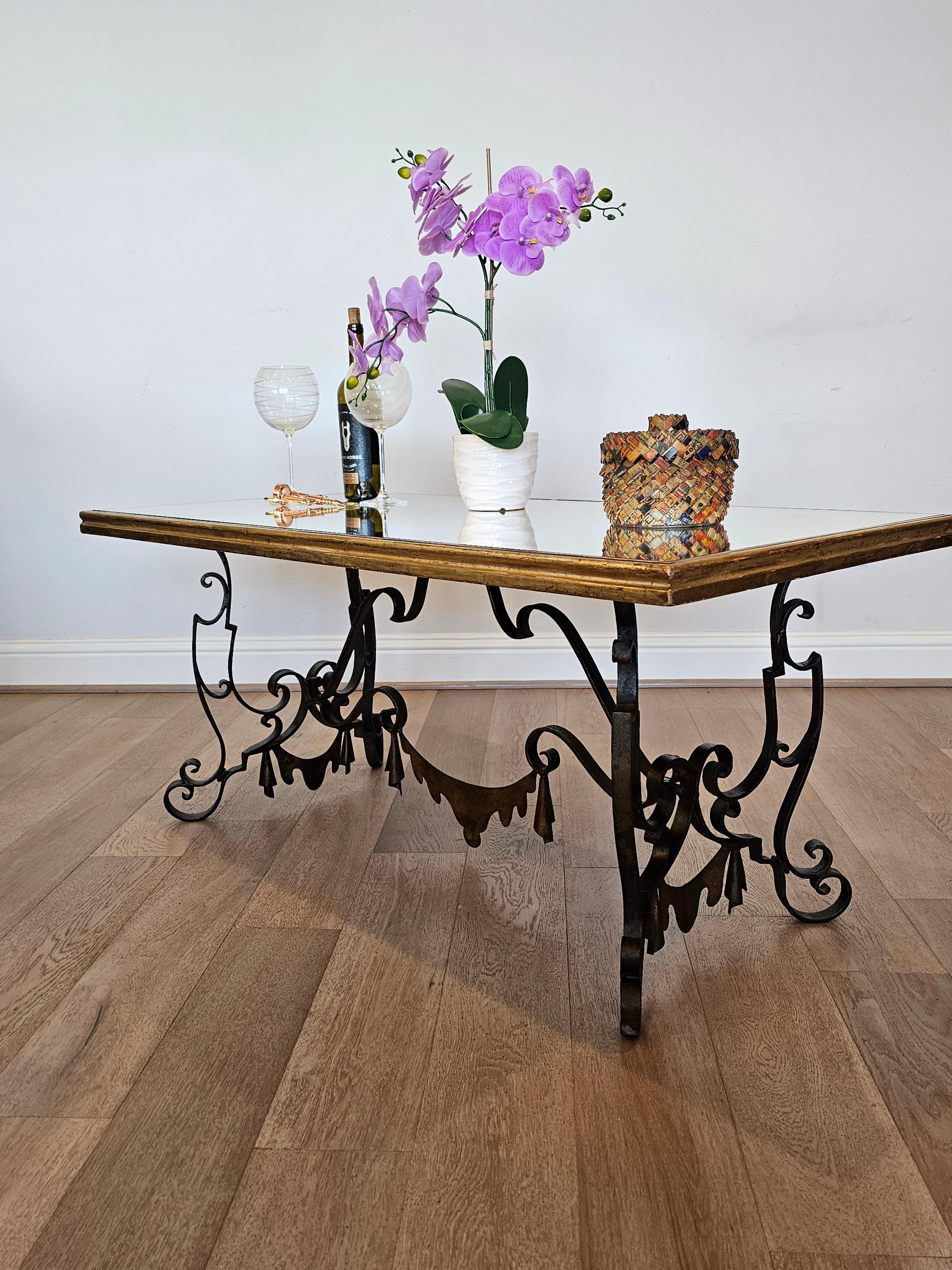 Table basse Art Déco moderniste française en fer forgé doré Gilbert Poillerat en vente 2
