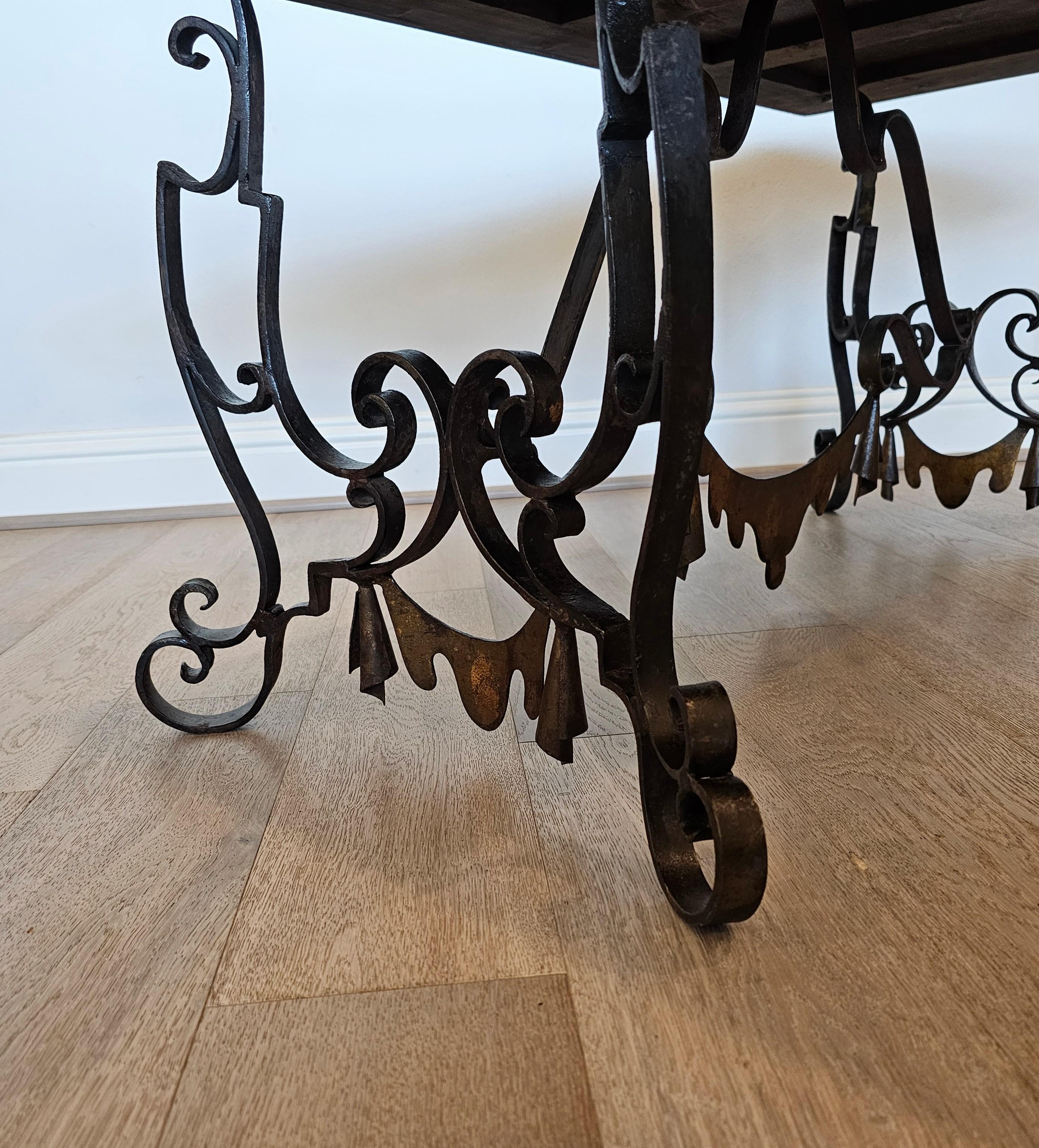 Table basse Art Déco moderniste française en fer forgé doré Gilbert Poillerat en vente 4