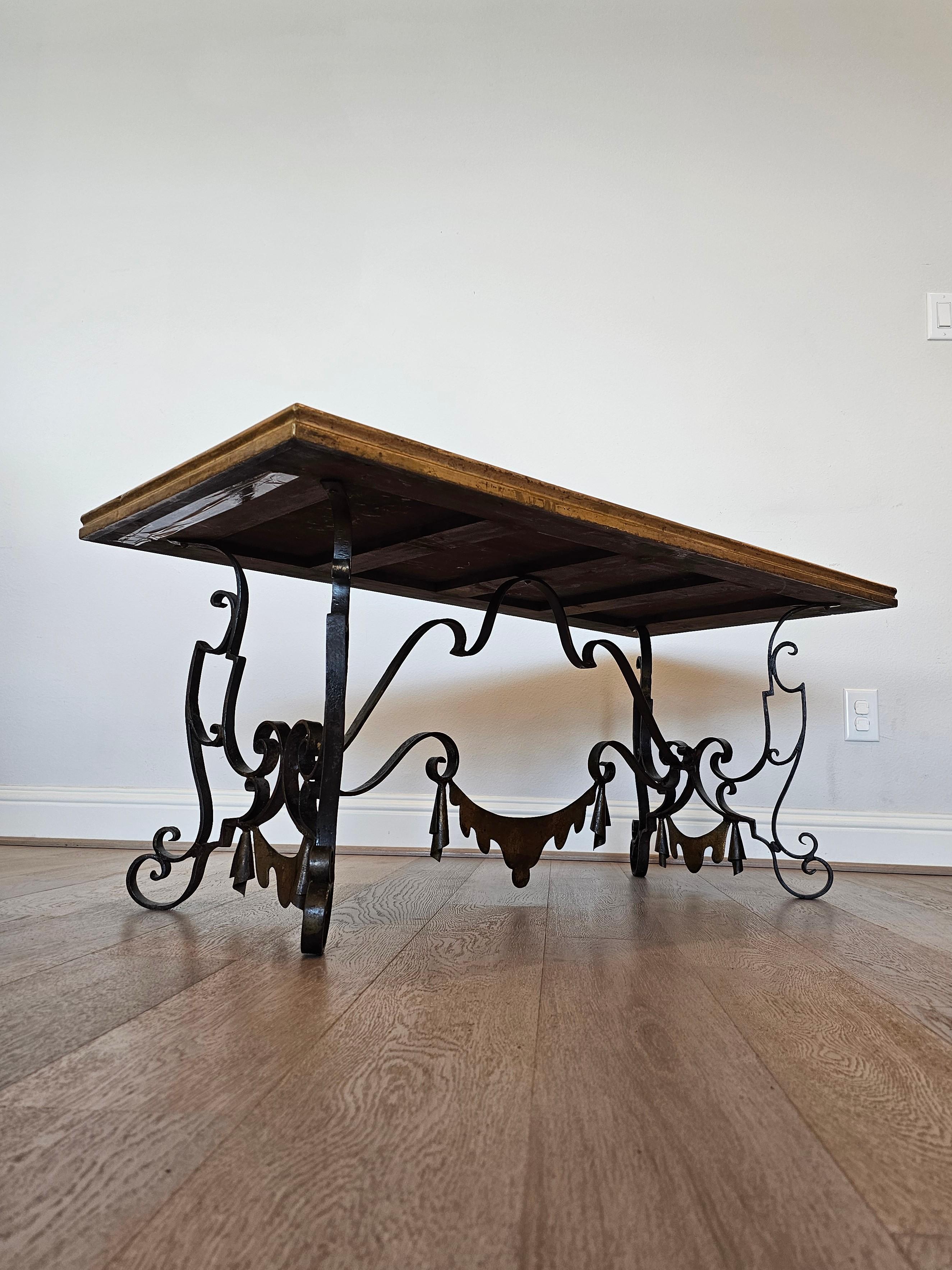Table basse Art Déco moderniste française en fer forgé doré Gilbert Poillerat en vente 7