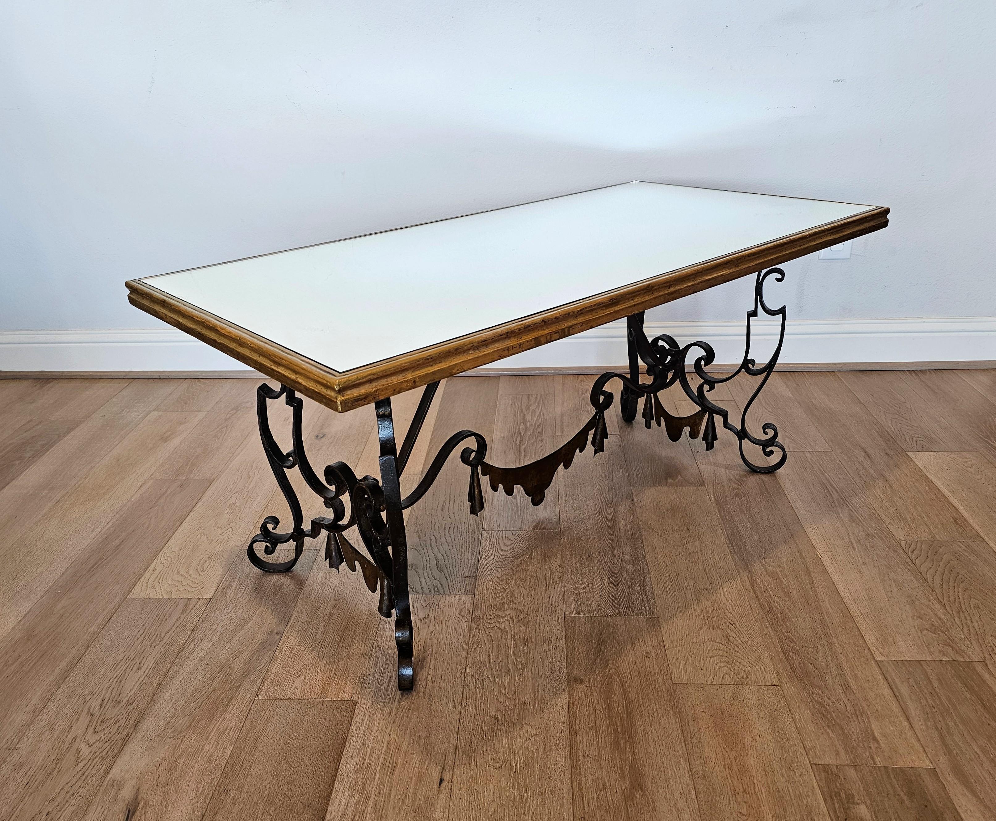 Table basse à base en fer forgé doré attribuée à / à la manière du célèbre designer et ferronnier parisien Gilbert Poillerat (France ; 1902-1988), visuellement saisissante.

Fabriqué à Paris, France, vers les années 1940, exceptionnellement exécuté