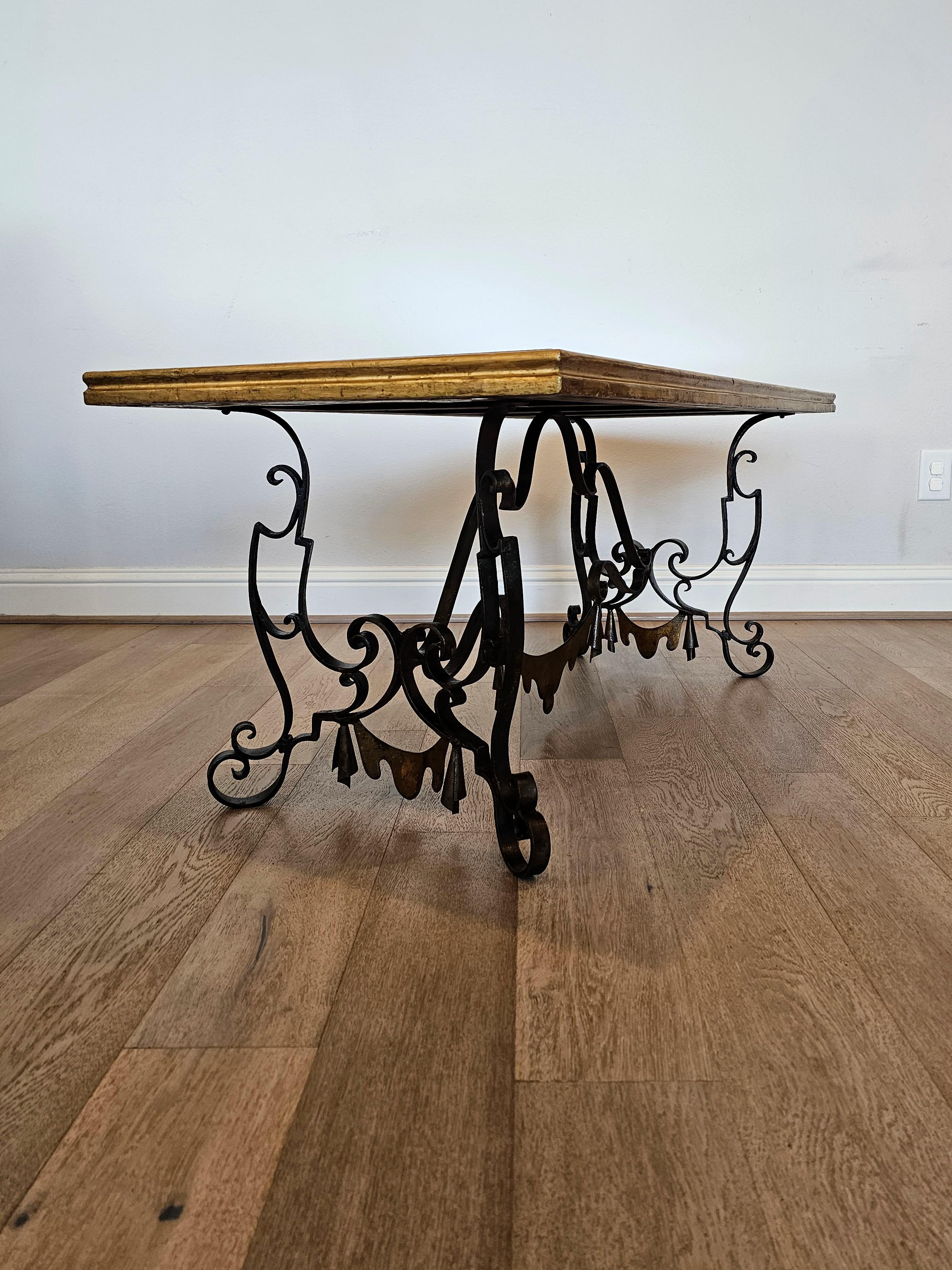 Mid-Century Modern Table basse Art Déco moderniste française en fer forgé doré Gilbert Poillerat en vente