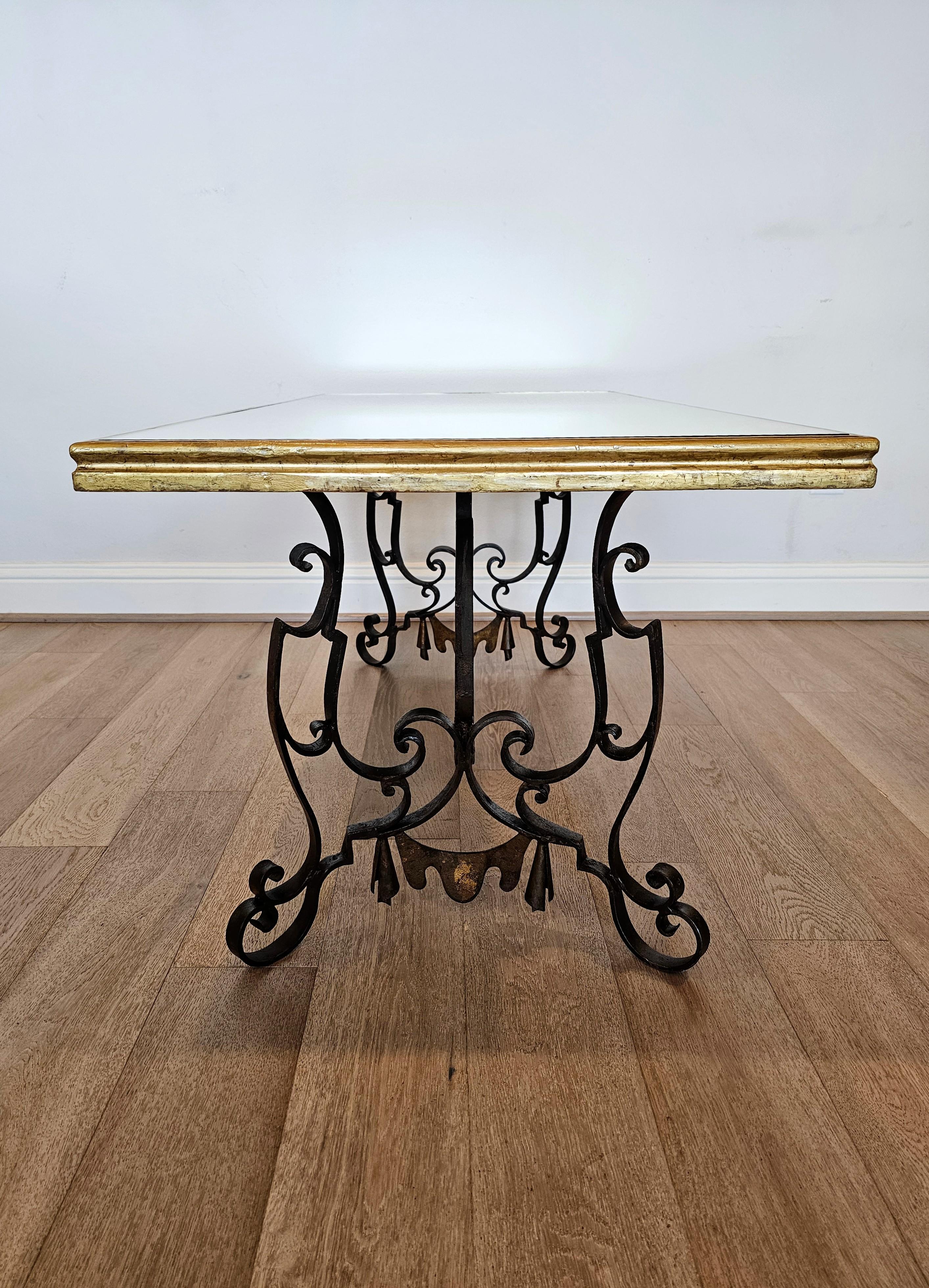 Français Table basse Art Déco moderniste française en fer forgé doré Gilbert Poillerat en vente