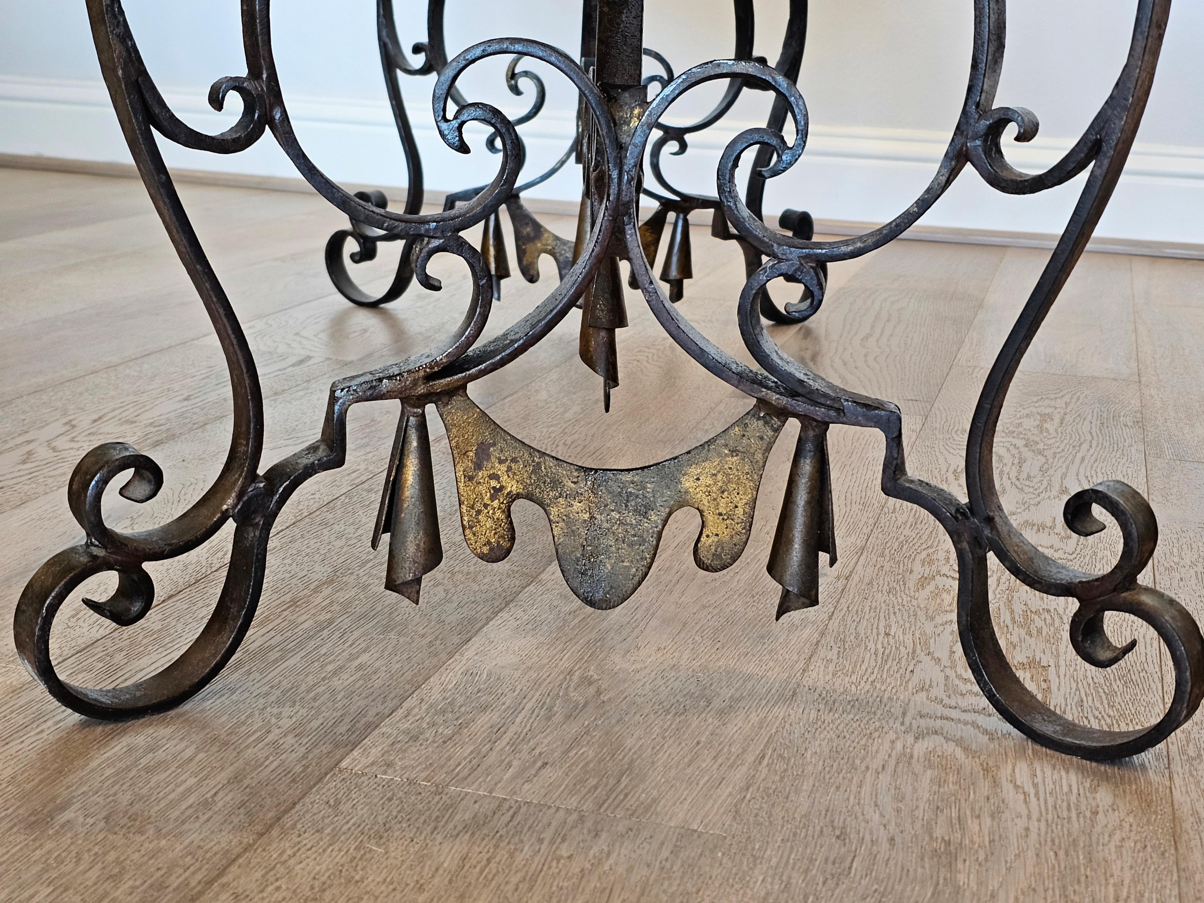 20ième siècle Table basse Art Déco moderniste française en fer forgé doré Gilbert Poillerat en vente