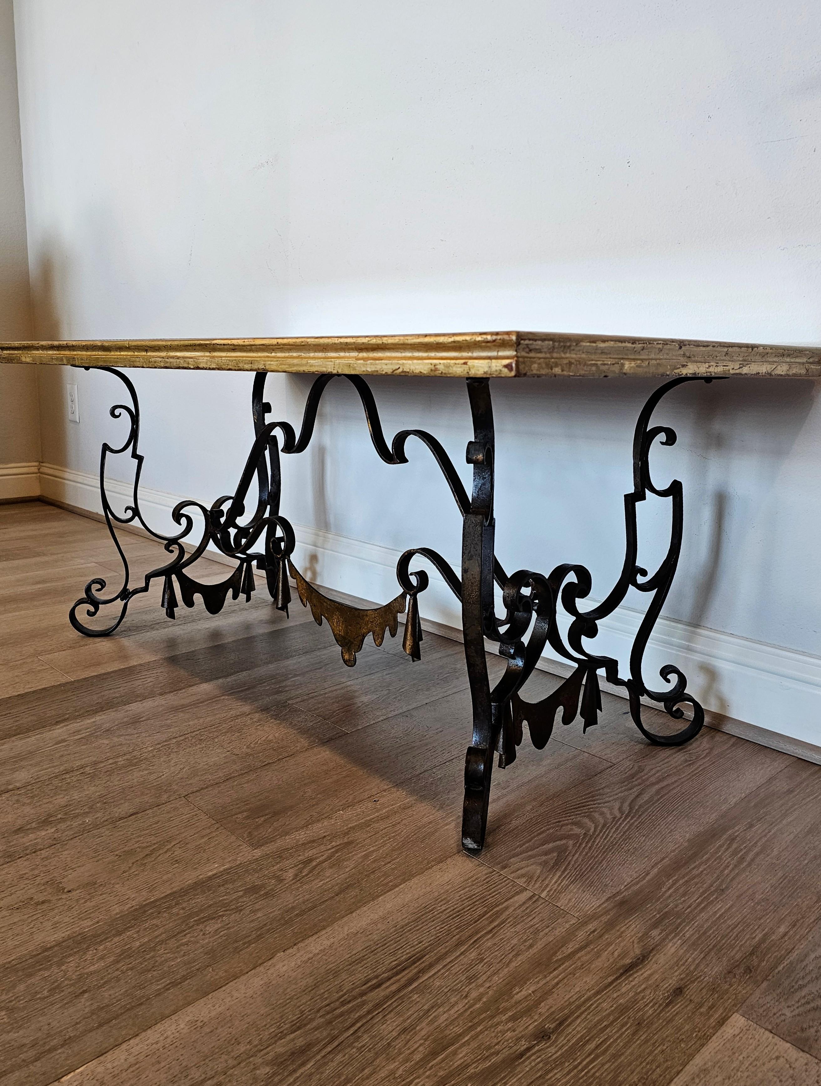 Table basse Art Déco moderniste française en fer forgé doré Gilbert Poillerat en vente 1