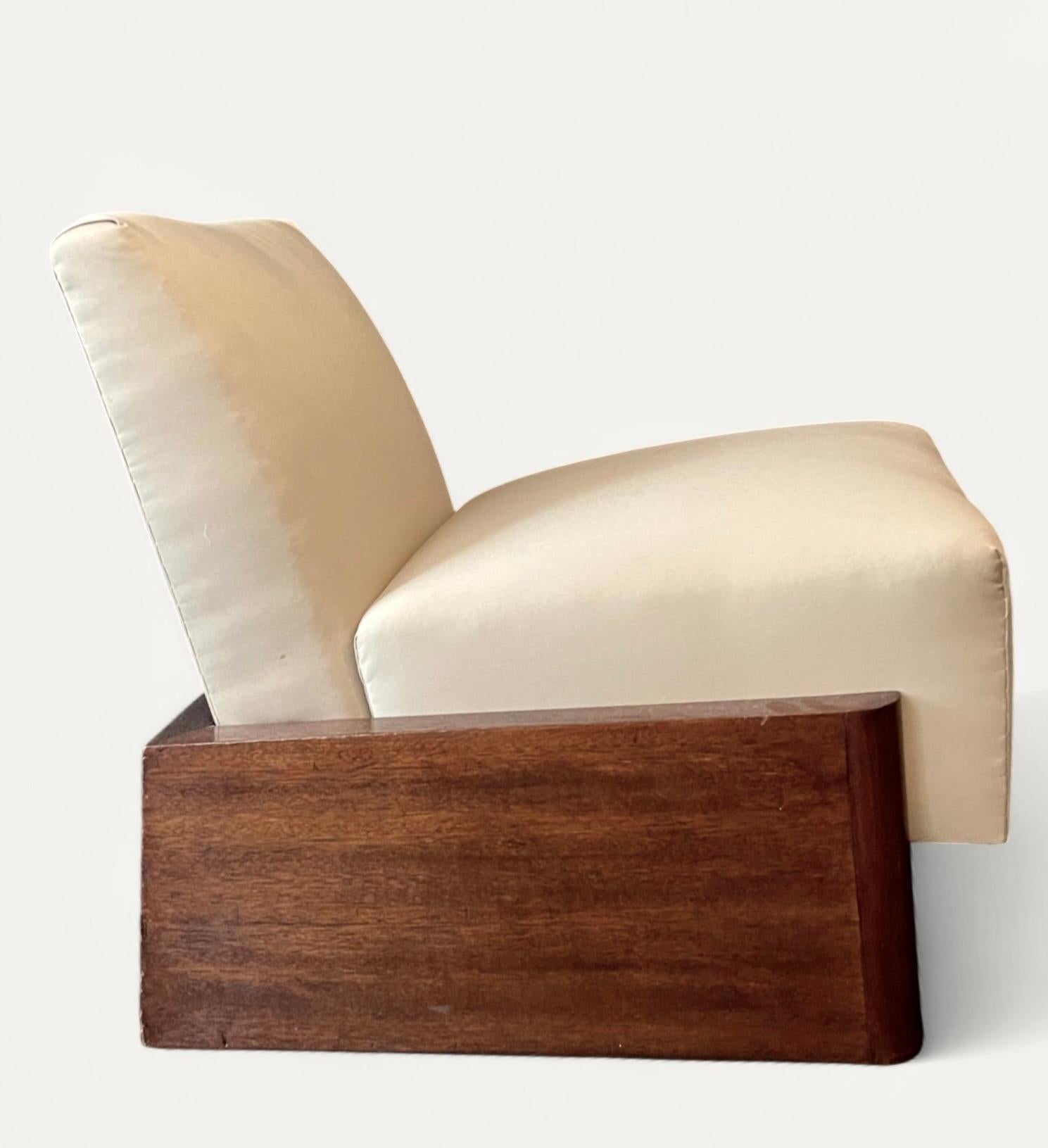 Chaise basse chic de l'Art déco français, vers 1925.  
De conception moderniste avec deux coussins inclinés maintenus dans une base en bois cubiste pour paraître flottants.

Dimensions : H 53cm x D&H 53cm x L 47.5cm, Hauteur de l'assise 30.5cm