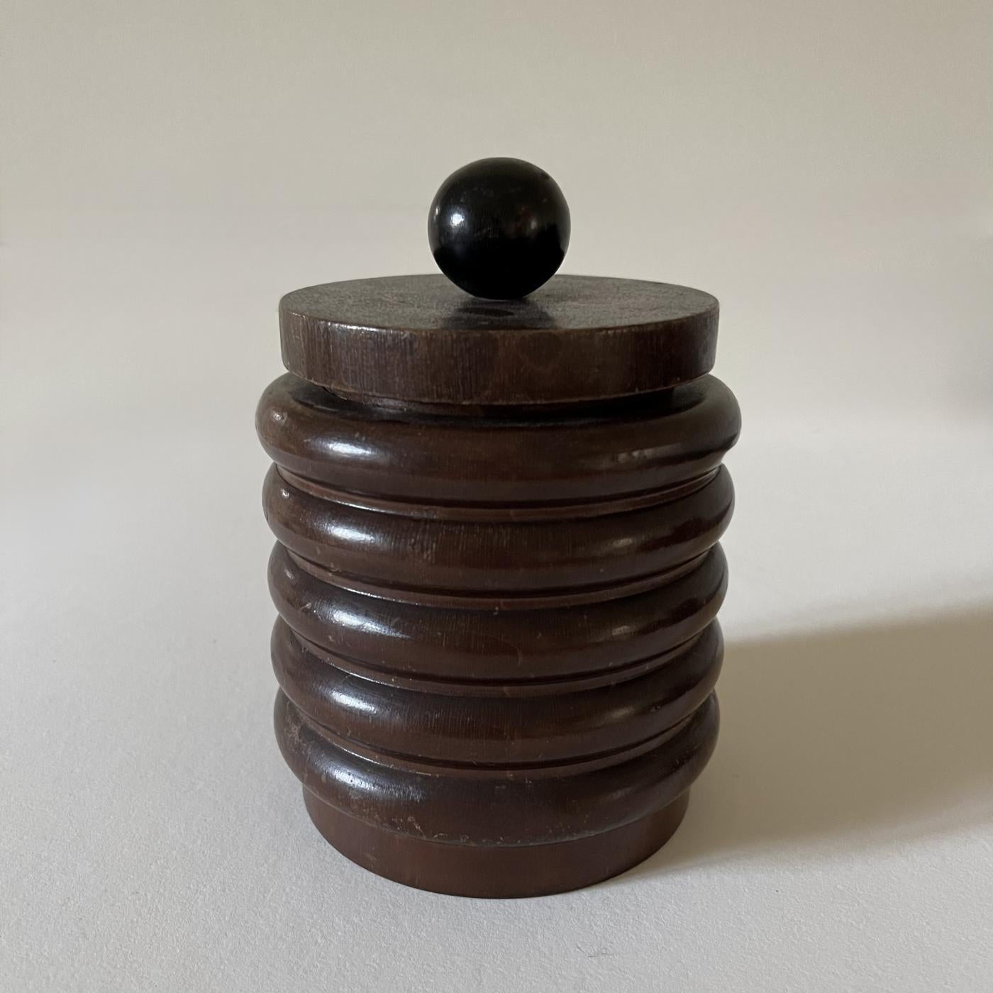 Art déco Boîte à couvercle circulaire en bois nervuré Art Déco Moderniste français circa 1925 en vente