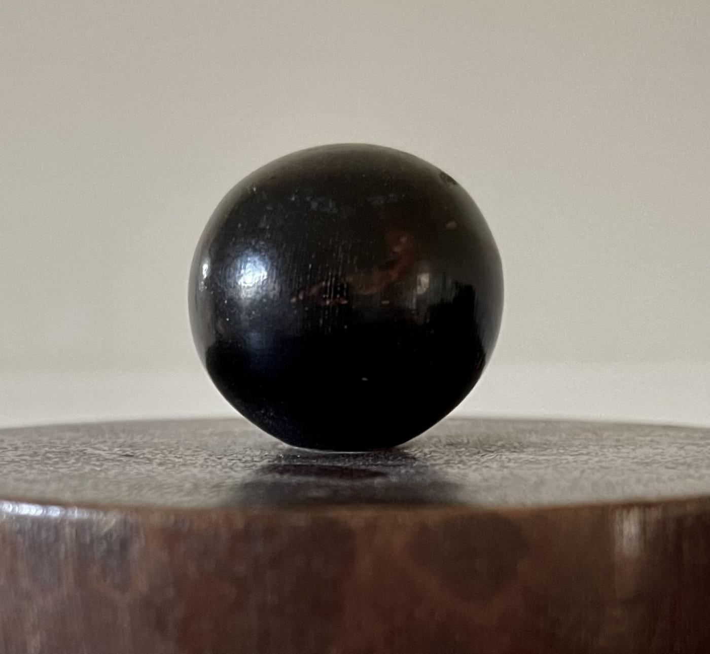 Français Boîte à couvercle circulaire en bois nervuré Art Déco Moderniste français circa 1925 en vente