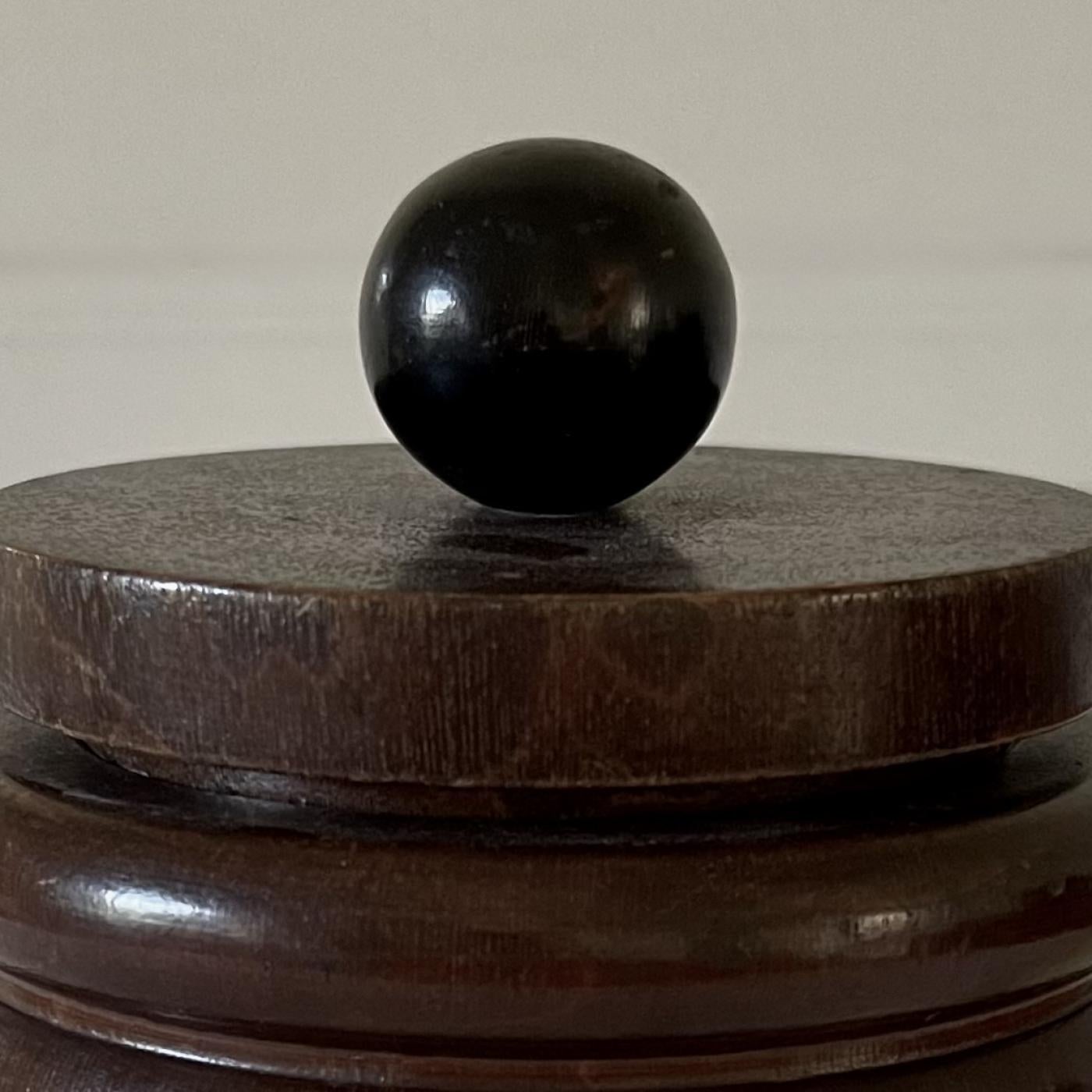 Boîte à couvercle circulaire en bois nervuré Art Déco Moderniste français circa 1925 Bon état - En vente à CA, CA