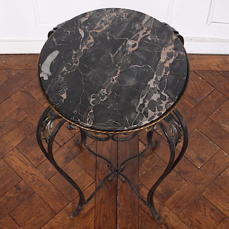 Art déco Table sur pied en fer forgé et marbre de style Art Déco/moderne français Raymond Subes en vente