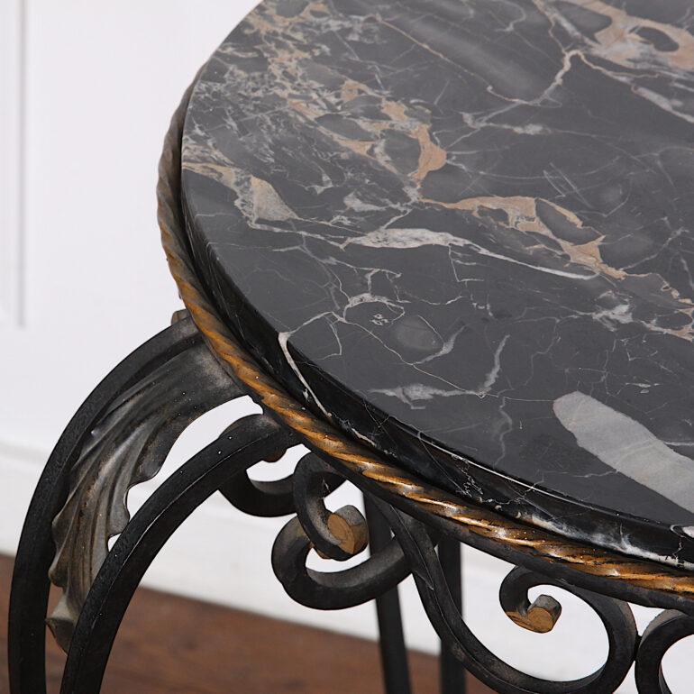 Table sur pied en fer forgé et marbre de style Art Déco/moderne français Raymond Subes Bon état - En vente à Vancouver, British Columbia