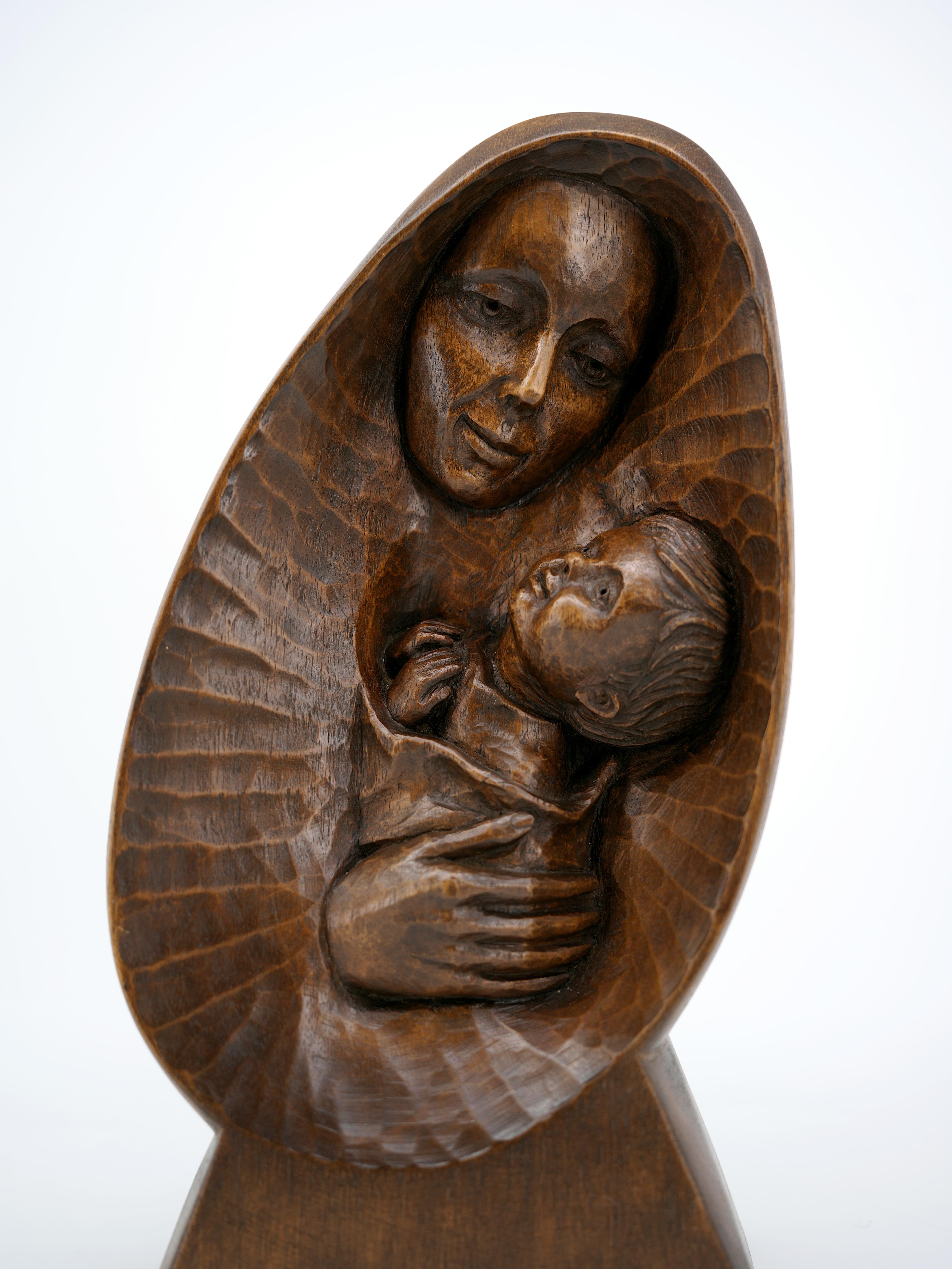 Statue mère et enfant Art déco par René Mercier, France, années 1930. Le bois. Statue de mère et d'enfant sculptée à la main. Hauteur : 29,8 cm, largeur : 16 cm, profondeur : 10,5 cm.