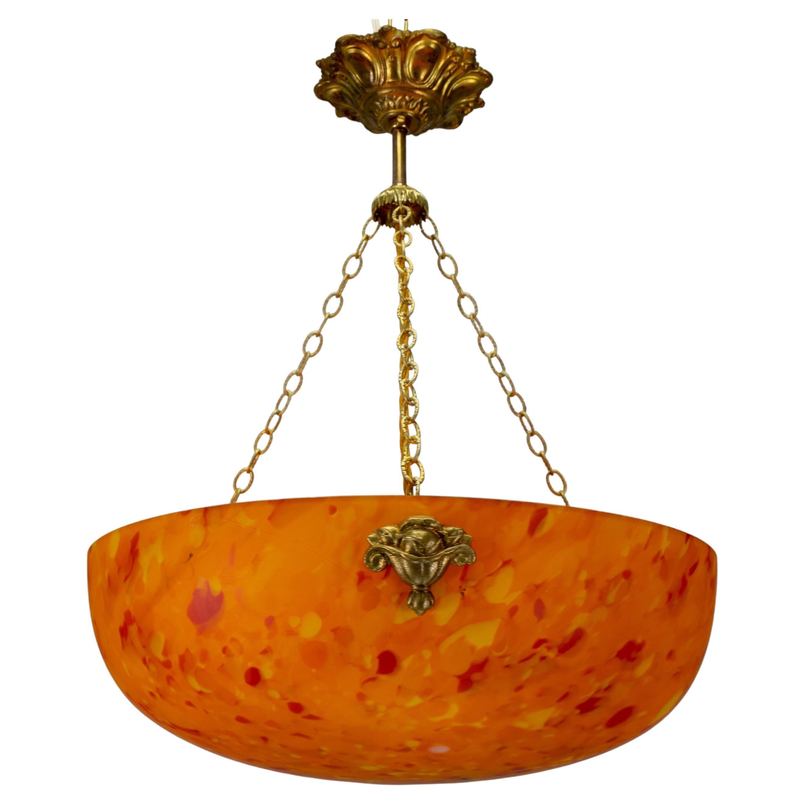 Lampada a sospensione in ottone e vetro arancione screziato Art Déco francese, 1930 ca. in vendita