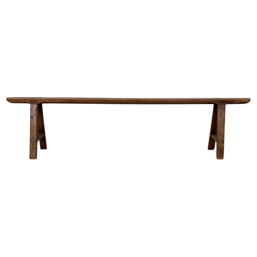 Banc étroit en bois massif Art déco français, années 1930
Banc avec assise étroite et longue aux angles arrondis, entièrement en bois massif. Les pieds du banc à section carrée sont placés en diagonale et reliés par une bande.
Produit dans les