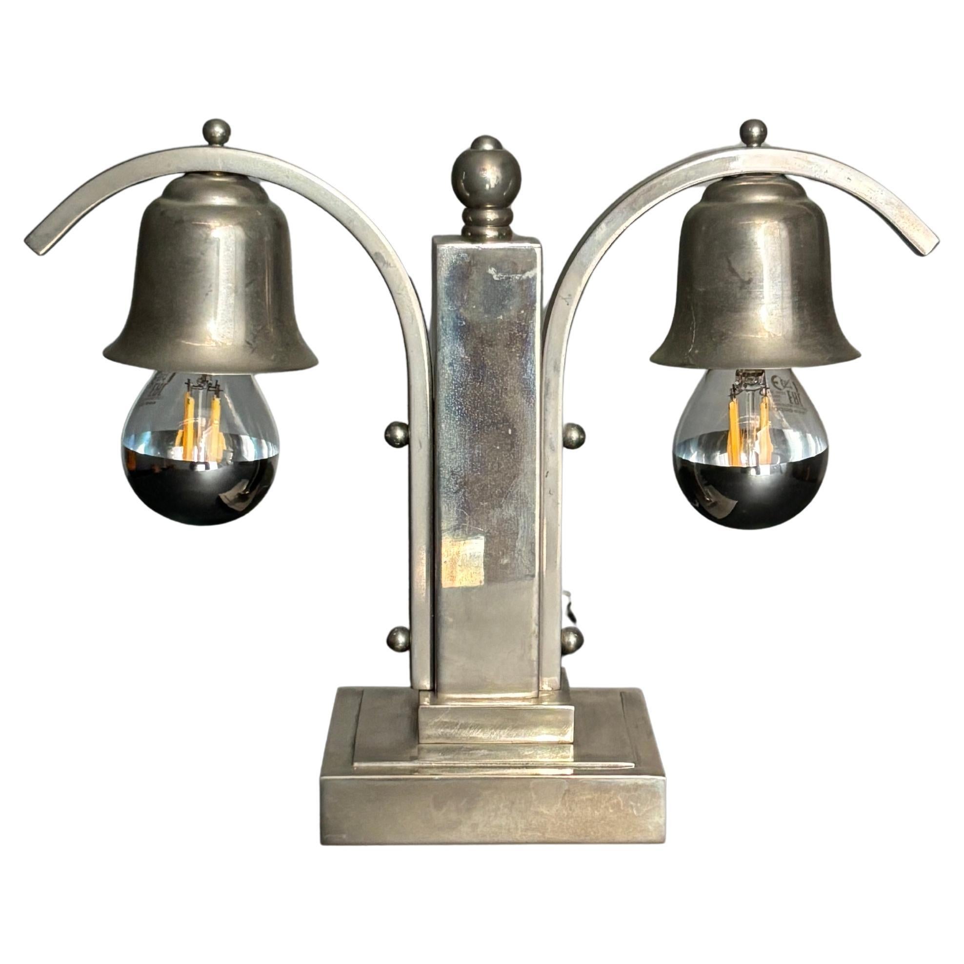 Splendida lampada da tavolo o da scrivania in nichel (o placcata) probabilmente proveniente dalla Francia, intorno agli anni '30. Questa lampada è stata ricablata (filo grigio in linea con la lampada). La lampada è dotata di 2 lampadine E14