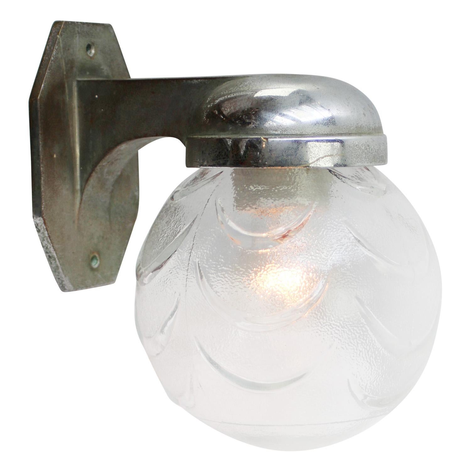 Lampada da parete Art&Deco francese placcata in nichel.
Vetro trasparente smerigliato.

Peso: 2,60 kg / 5,7 lb

Prezzo per singolo articolo. Tutte le lampade sono state rese idonee dagli standard internazionali per le lampadine a incandescenza, a