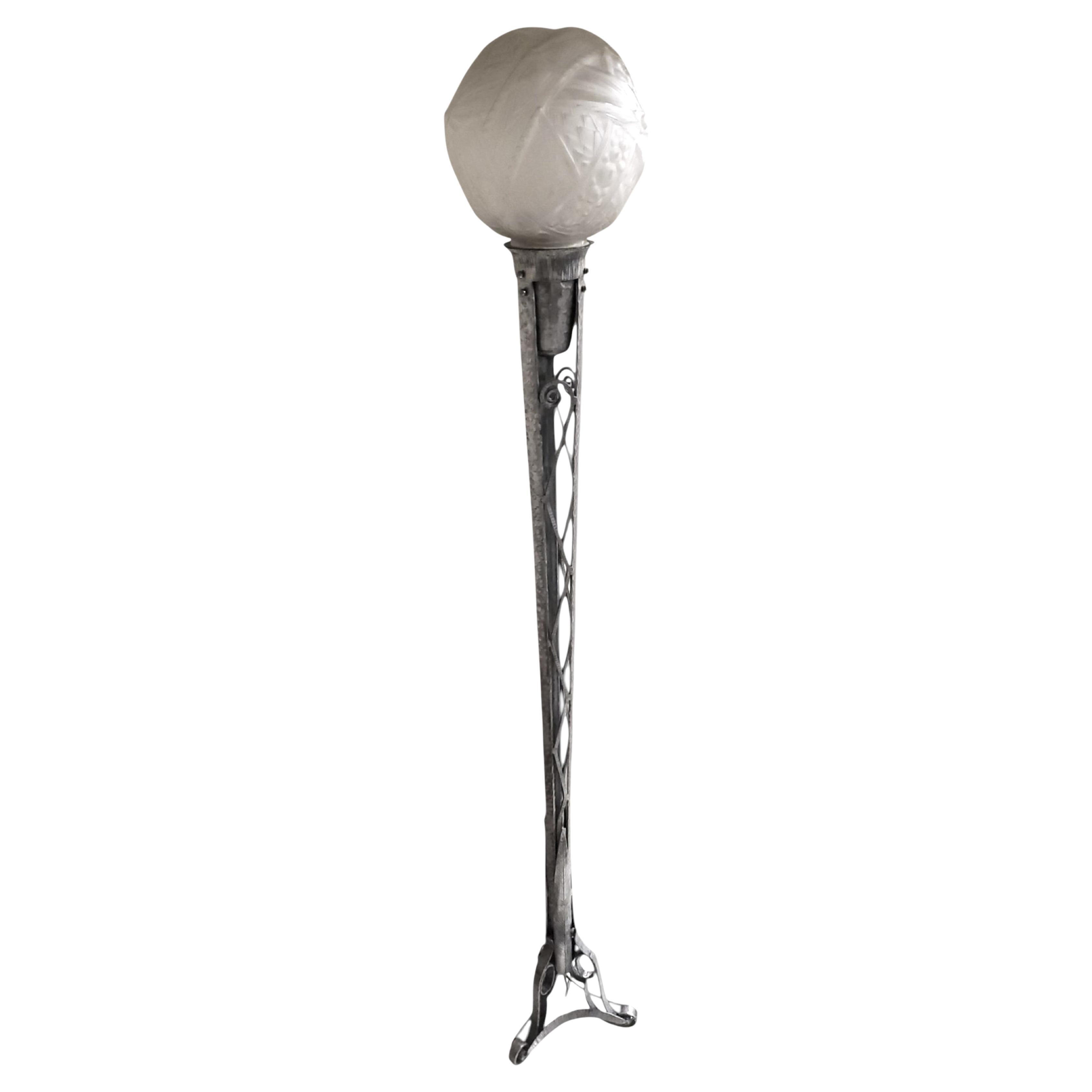 Lampadaire Art Déco français en fer nickelé et verre d'art signé Muller Freres 1930 en vente 4