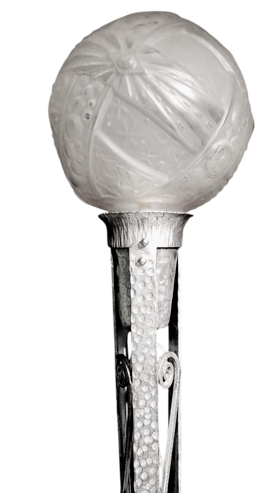 Lampadaire Art Déco français en fer nickelé et verre d'art signé Muller Freres 1930 en vente 8
