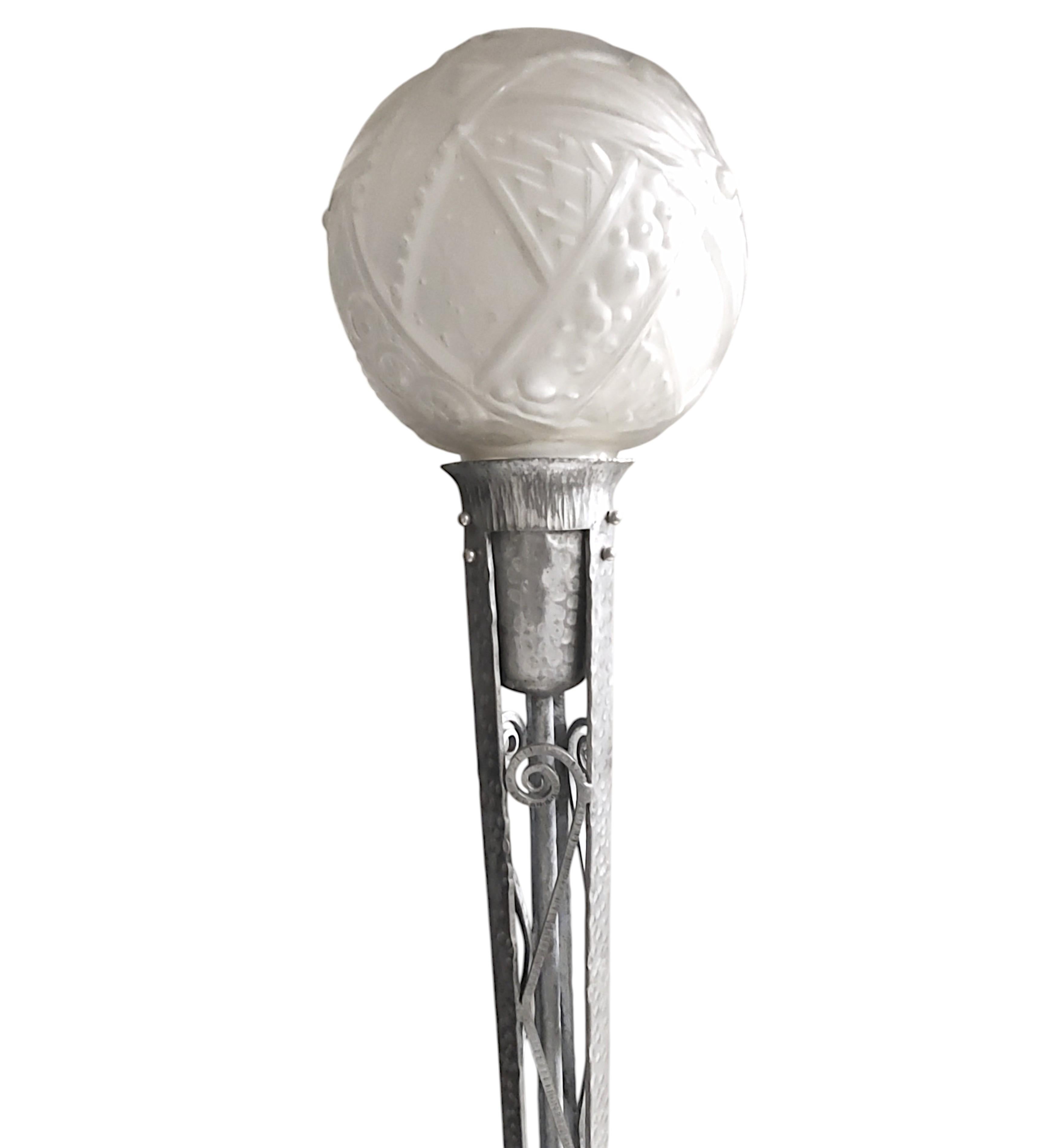 Lampadaire Art Déco français en fer nickelé et verre d'art signé Muller Freres 1930 en vente 9
