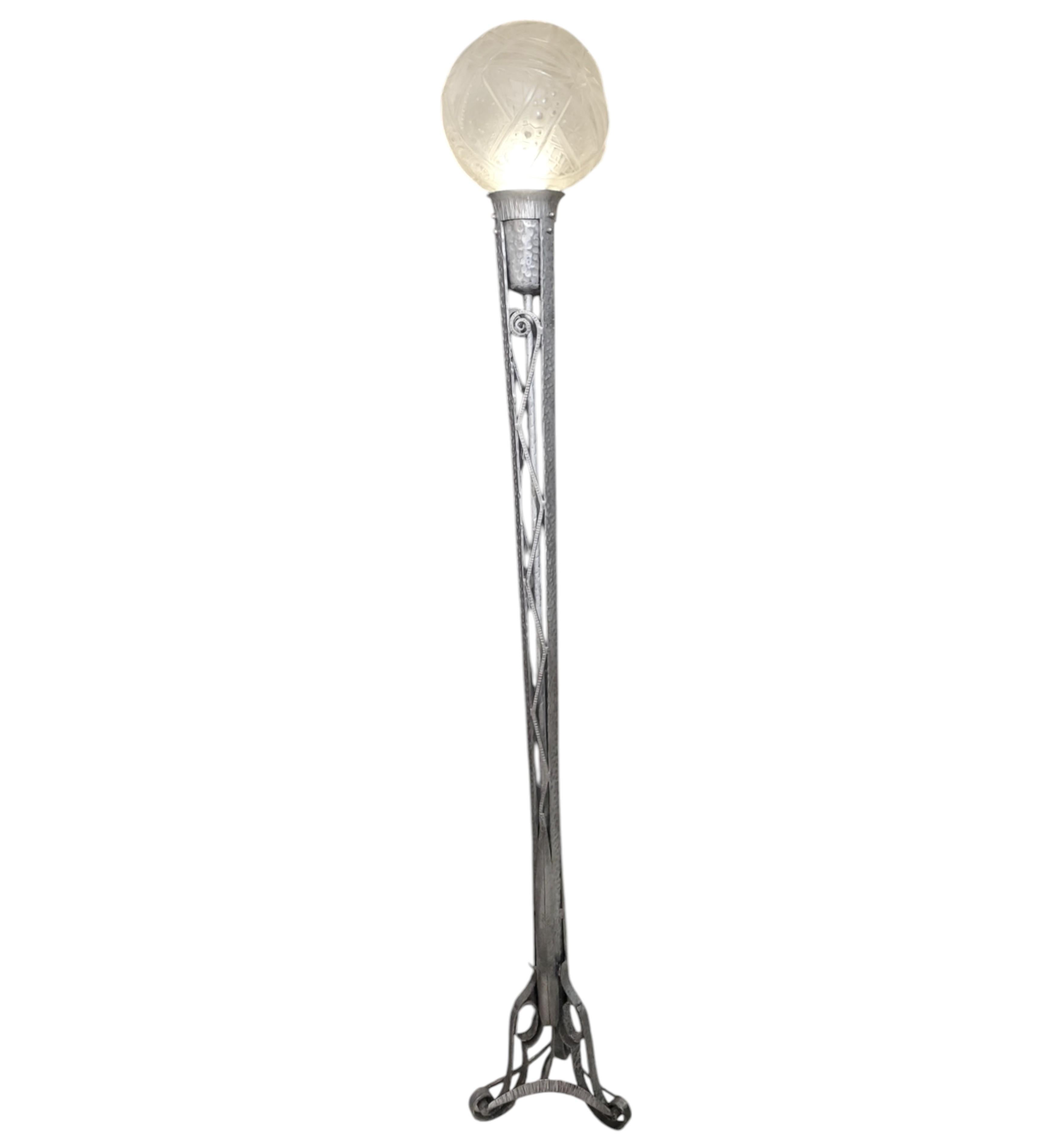 Lampadaire Art Déco français en fer nickelé et verre d'art signé Muller Freres 1930 en vente 10