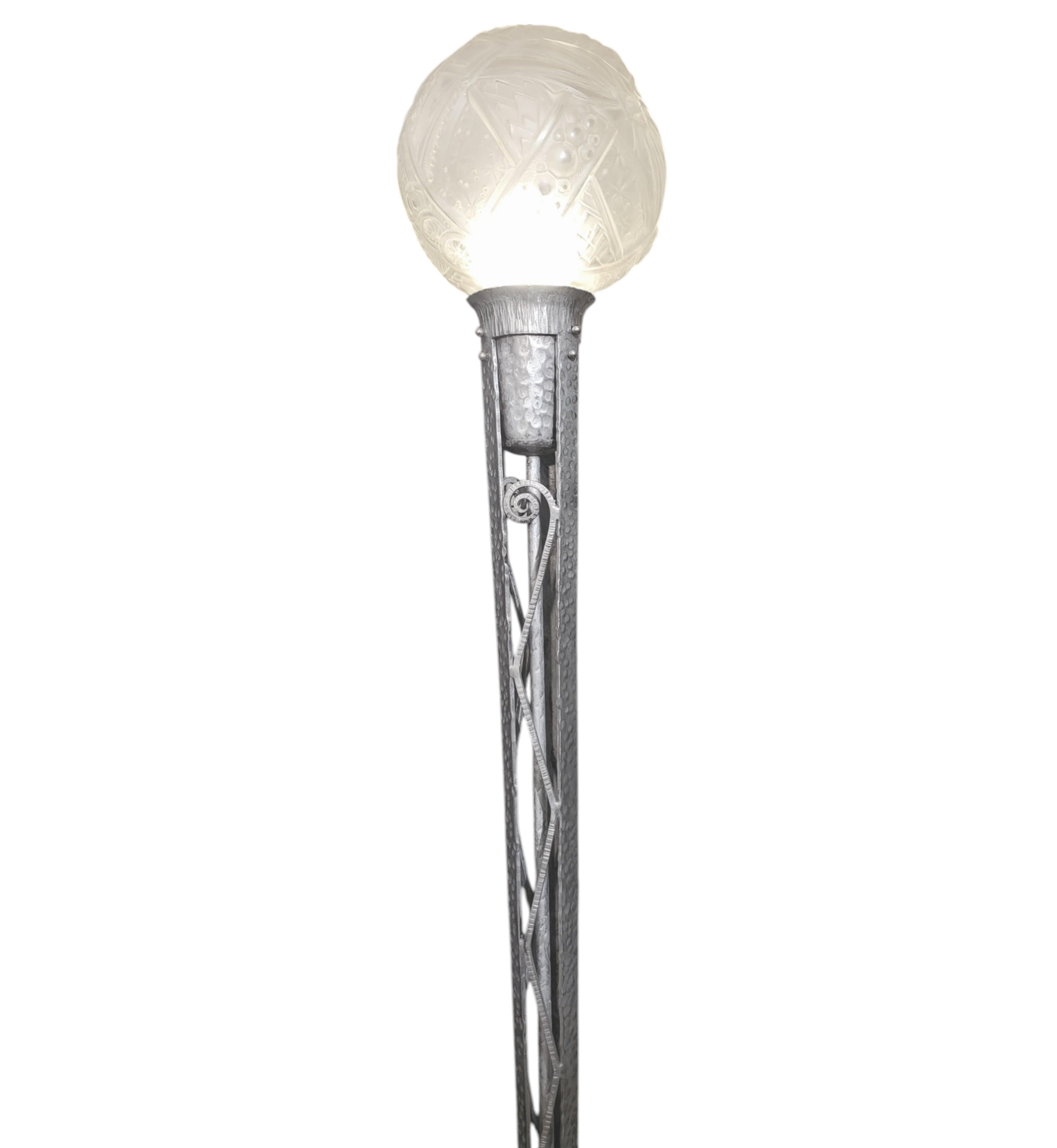 Lampadaire Art Déco français en fer nickelé et verre d'art signé Muller Freres 1930 en vente 11