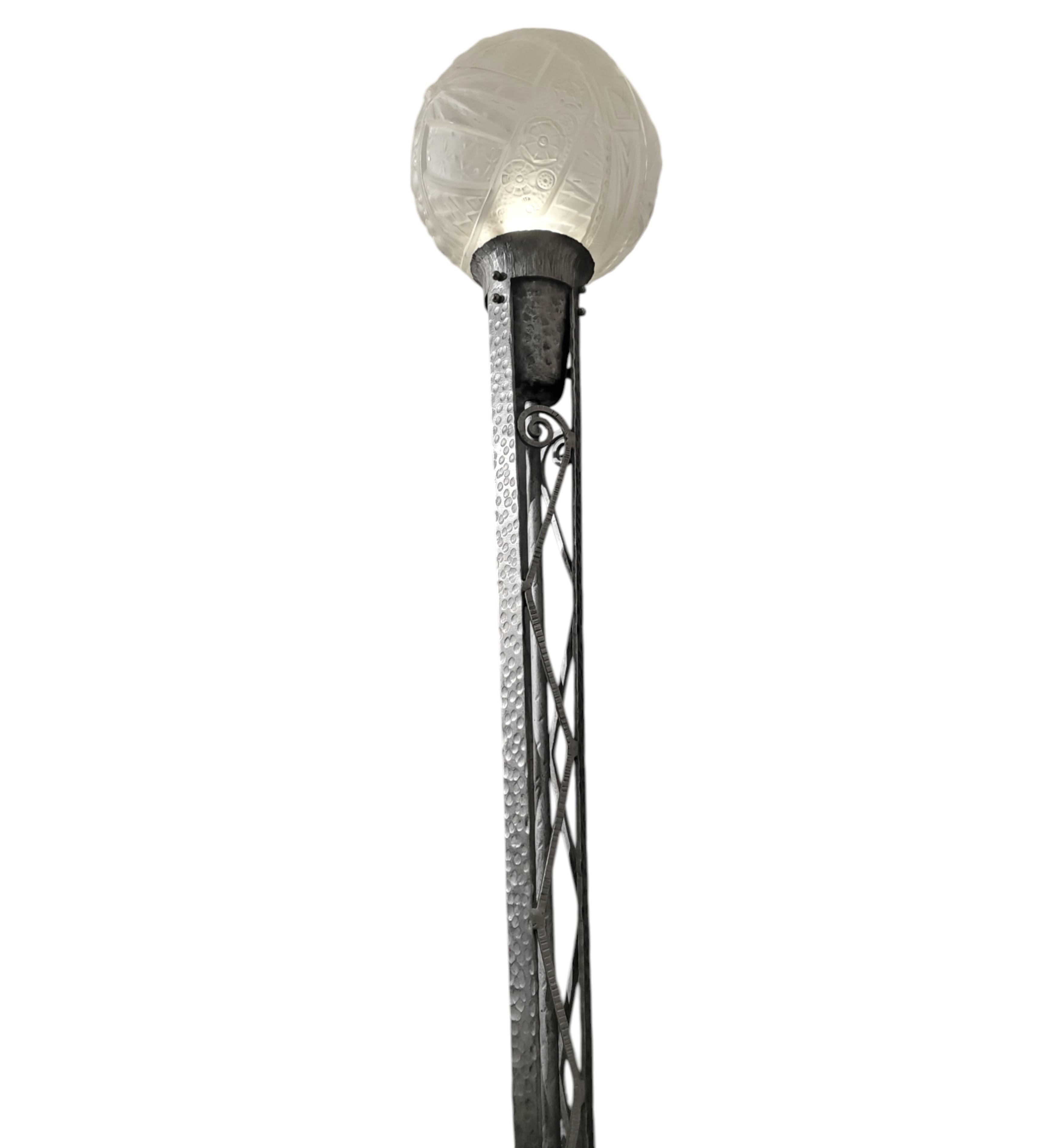 Lampadaire Art Déco français en fer nickelé et verre d'art signé Muller Freres 1930 en vente 12