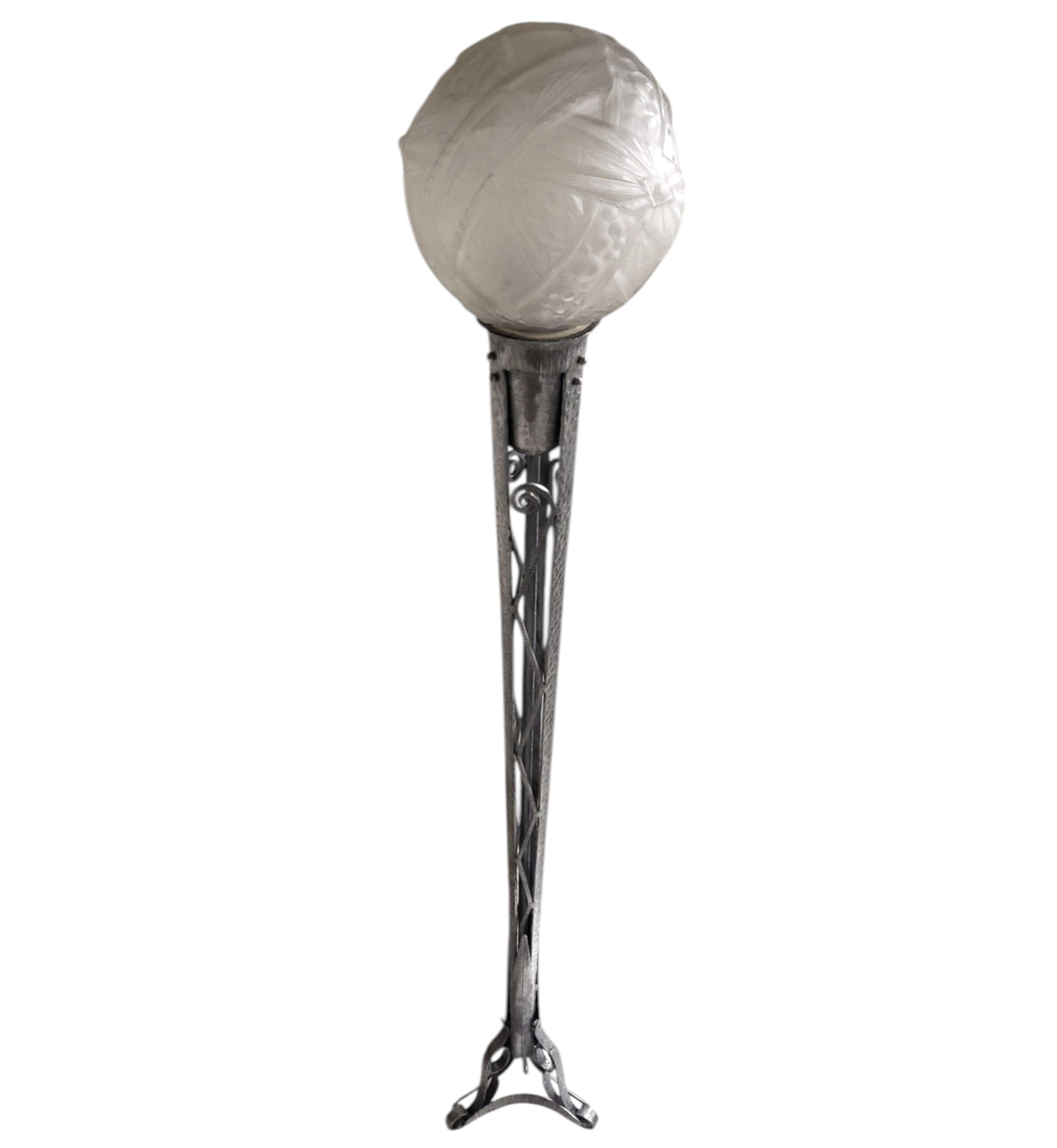 Lampadaire Art Déco français en fer nickelé et verre d'art signé Muller Freres 1930 en vente 13