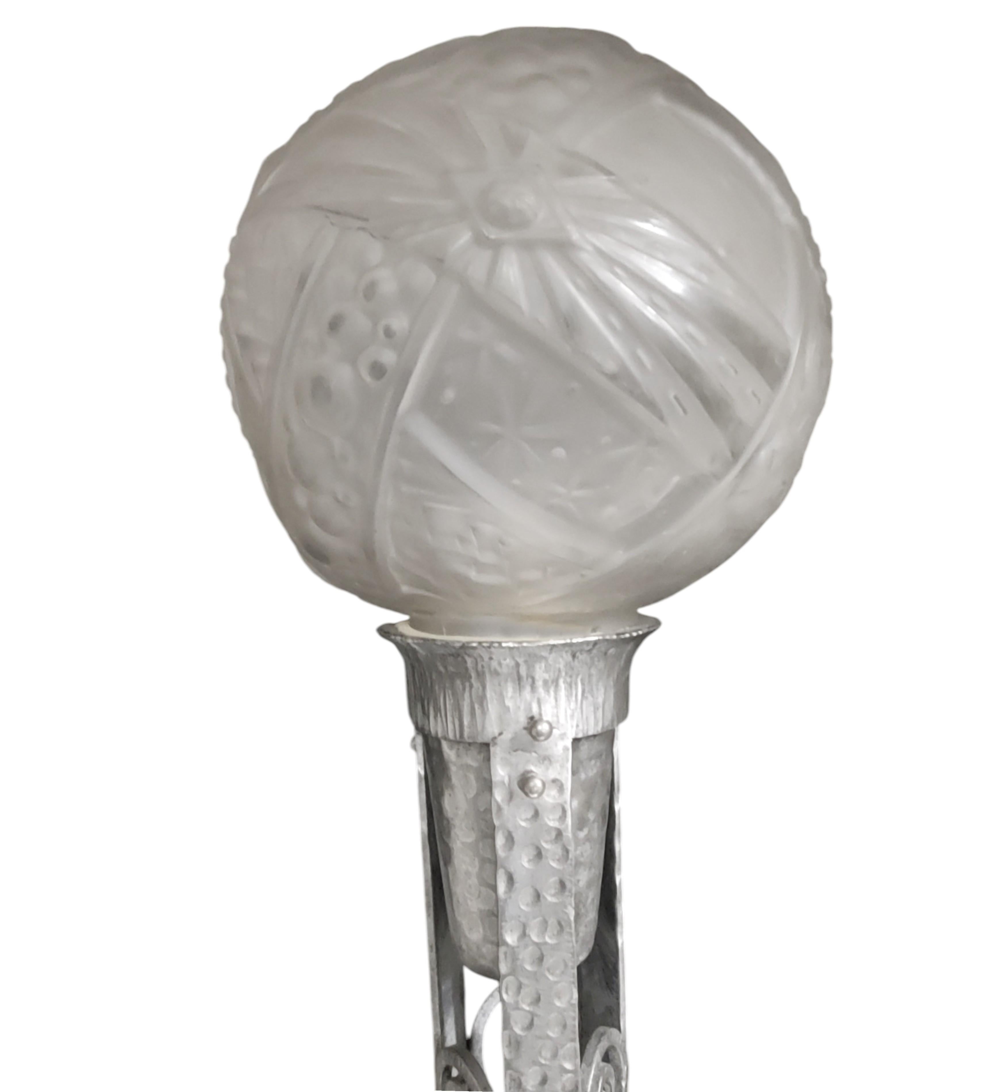 Français Lampadaire Art Déco français en fer nickelé et verre d'art signé Muller Freres 1930 en vente